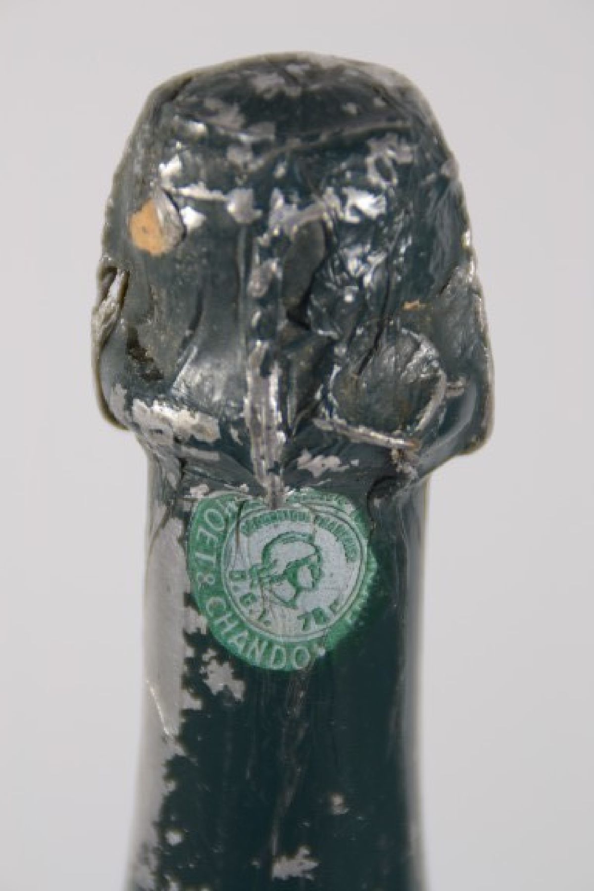 Detail c: 1 Flasche 1962 Moet et Chandon, Cuvée Dom Perignon, brut, into shoulder, Kapsel besch.