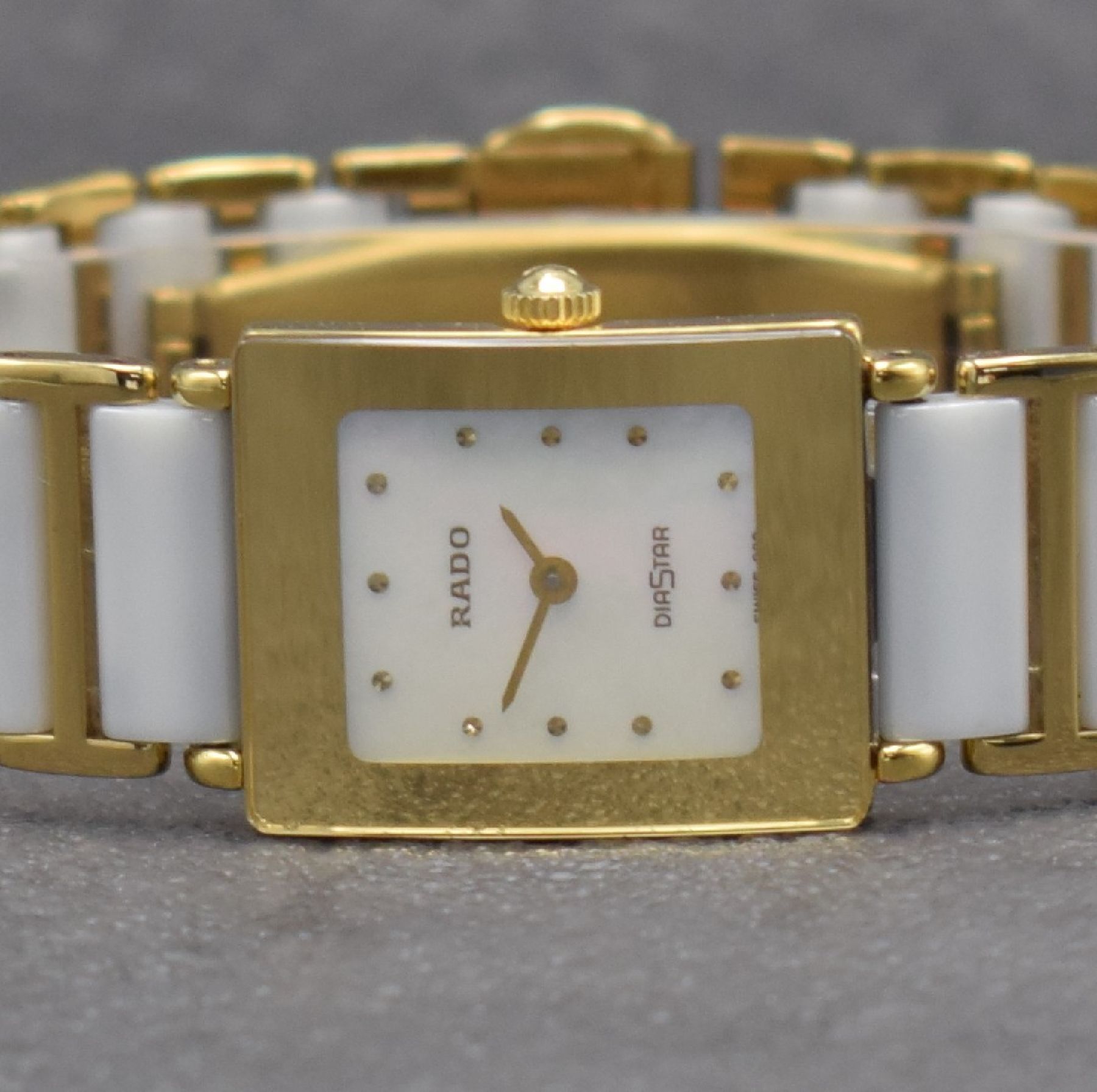 Detail a: RADO Damenarmbanduhr Diastar, Schweiz um 2000, Ref. 153.0283.3N, verg. Geh., Gliederband m. weißen Keramikelementen & dopp. Faltschl., quarz, Boden ...