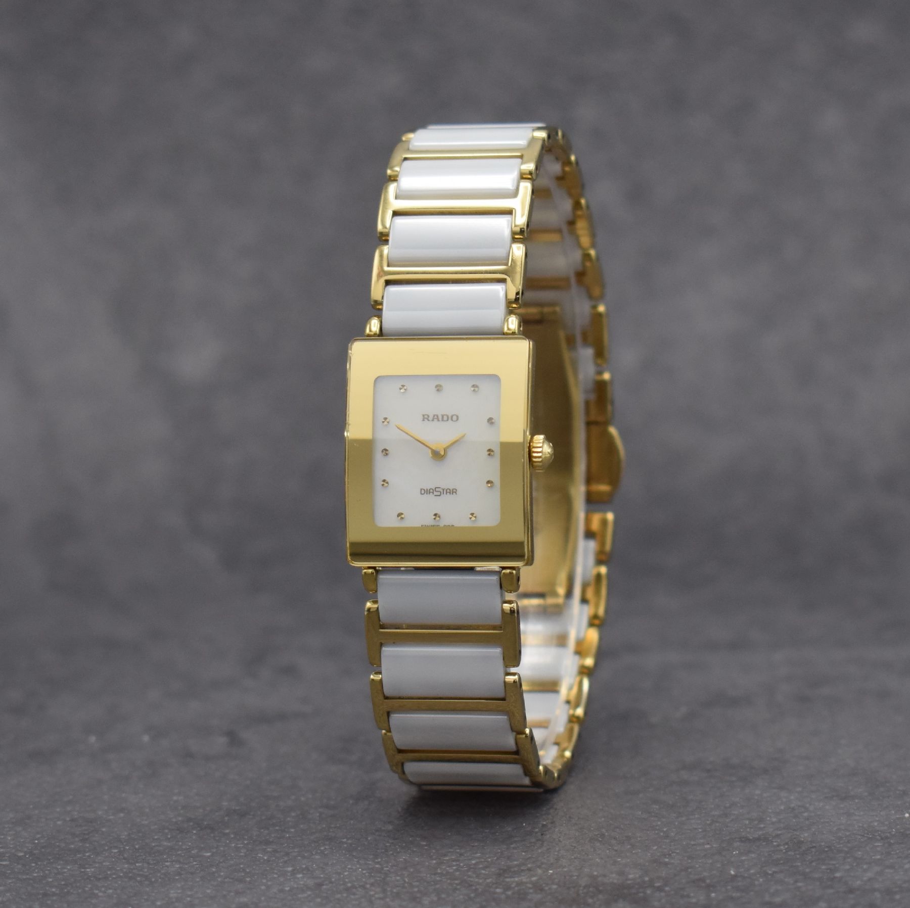 Detail b: RADO Damenarmbanduhr Diastar, Schweiz um 2000, Ref. 153.0283.3N, verg. Geh., Gliederband m. weißen Keramikelementen & dopp. Faltschl., quarz, Boden ...