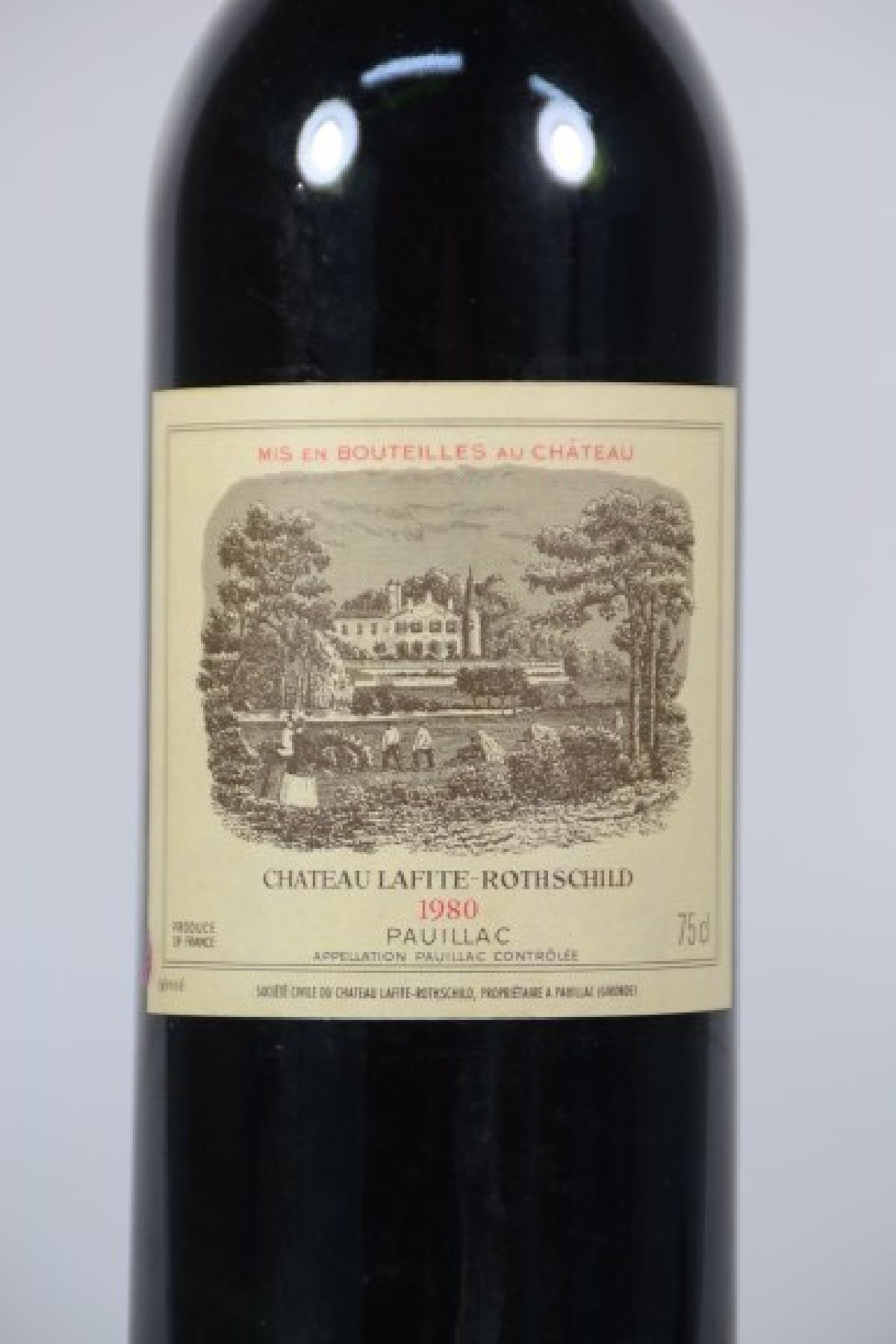 Detail a: 1 Flasche Chateau Lafite Rothschild 1980, Pauillac, Premier Grand Cru Classe, ca. 75cl, Füllstand into neck, hervorragender Erhaltungszustand, ...