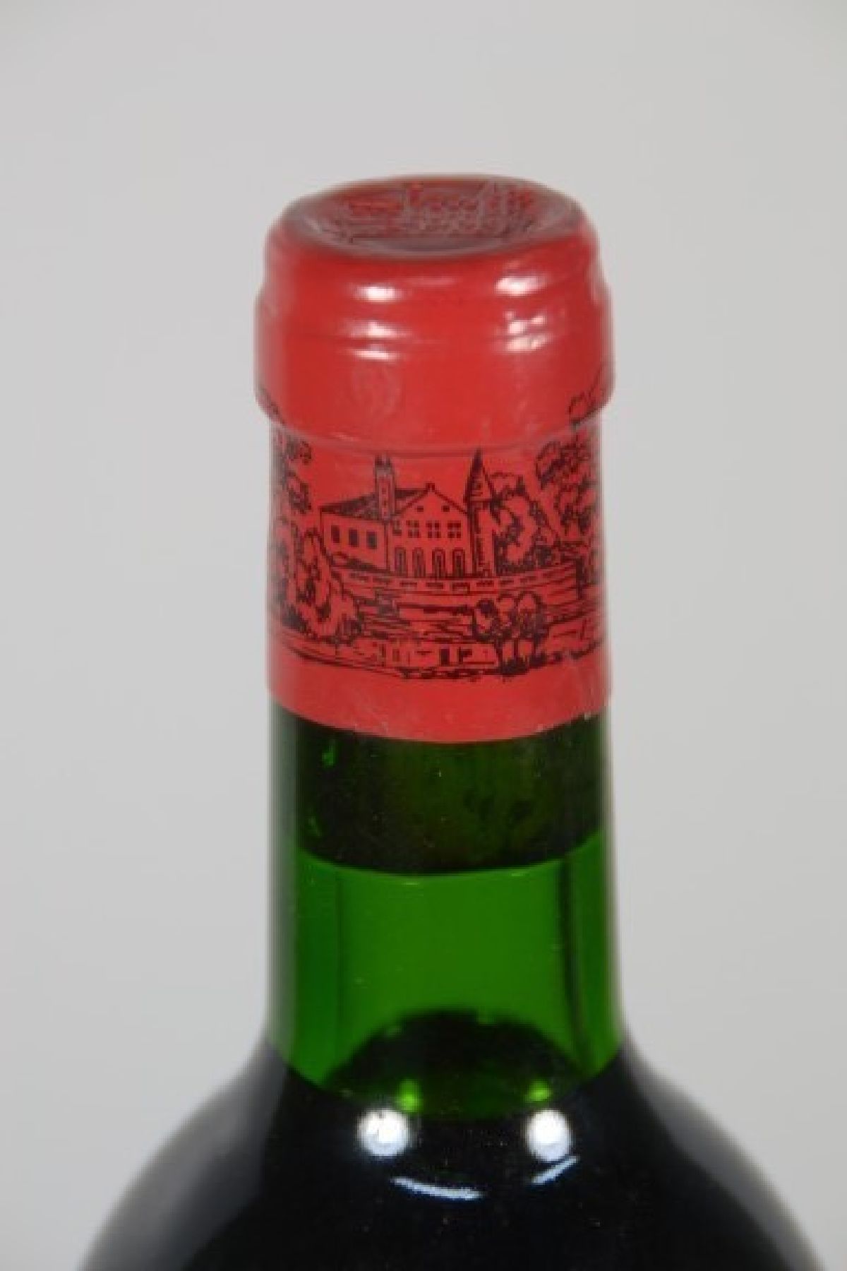 Detail b: 1 Flasche Chateau Lafite Rothschild 1980, Pauillac, Premier Grand Cru Classe, ca. 75cl, Füllstand into neck, hervorragender Erhaltungszustand, ...