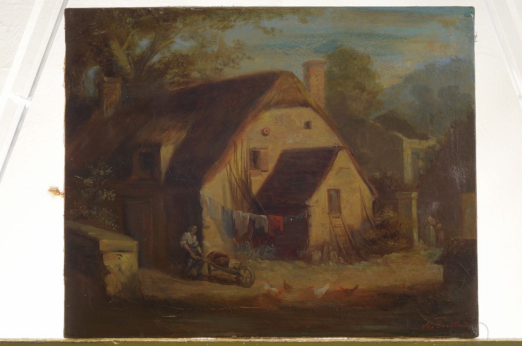 Detail k: M. Devilland, Maler der 1. Hälfte des 19. Jh., Blick auf ein Bauernhaus mit bunt bestückter Wäscheleine, im Vordergrund ein Mann mit Schubkarre, ...