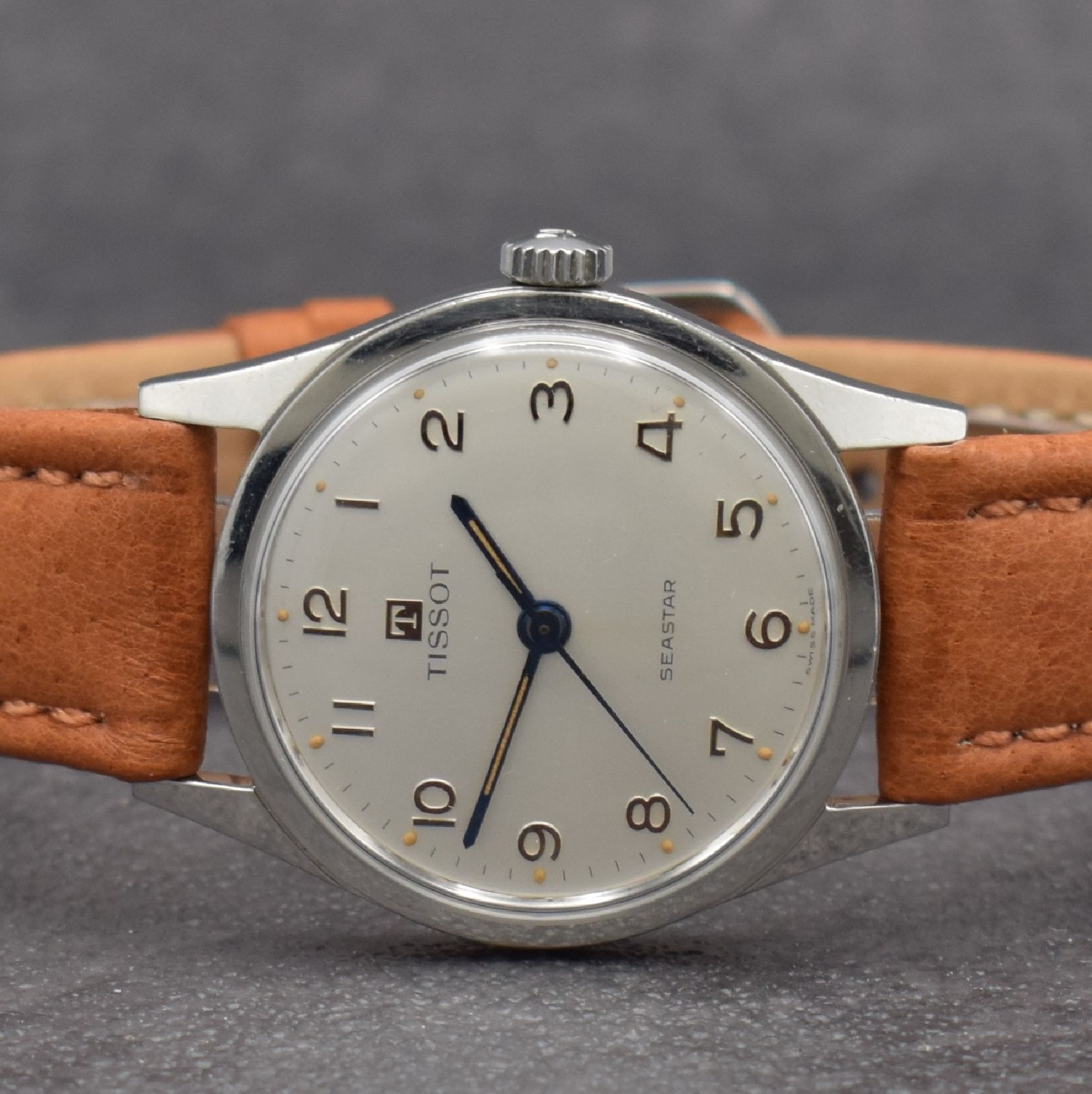 Detail a: TISSOT Seastar Herrenarmbanduhr in Stahl, Schweiz um 1960, Handaufzug, Ref. 41506, 2- teil. Geh., Boden m. entspr. Symbolik geschr., silb. Zifferbl. ...