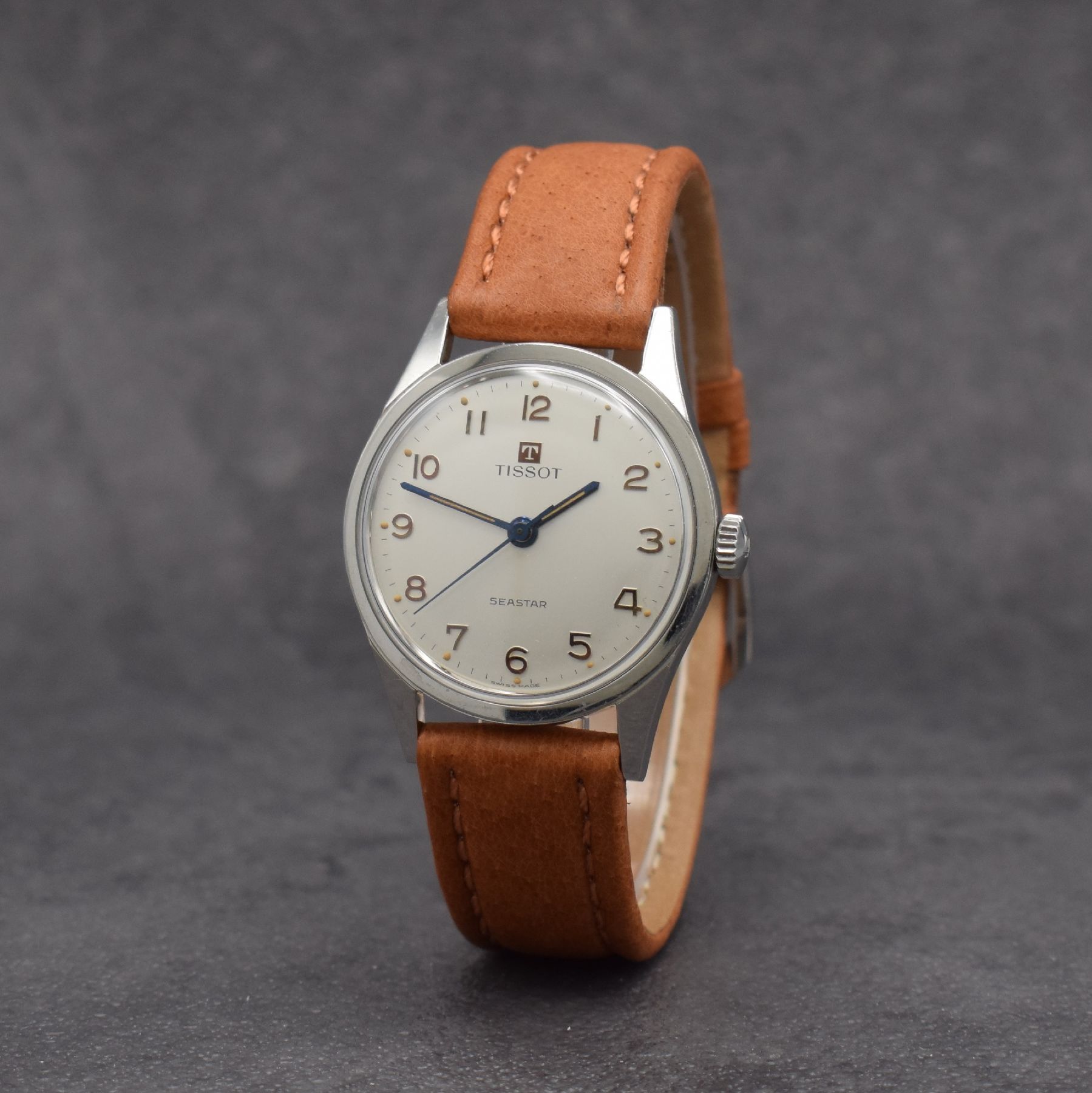 Detail b: TISSOT Seastar Herrenarmbanduhr in Stahl, Schweiz um 1960, Handaufzug, Ref. 41506, 2- teil. Geh., Boden m. entspr. Symbolik geschr., silb. Zifferbl. ...