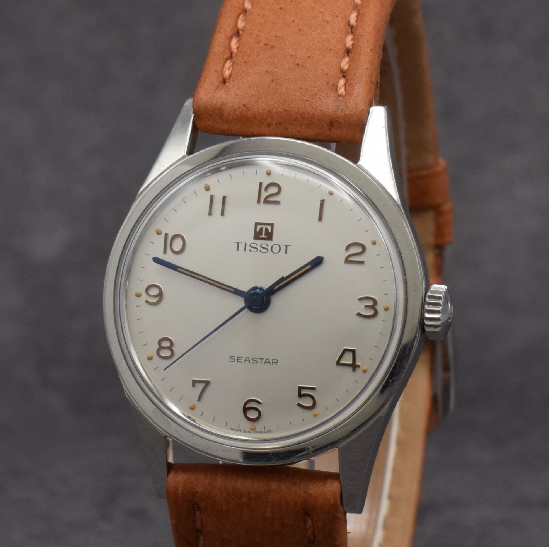 Detail c: TISSOT Seastar Herrenarmbanduhr in Stahl, Schweiz um 1960, Handaufzug, Ref. 41506, 2- teil. Geh., Boden m. entspr. Symbolik geschr., silb. Zifferbl. ...