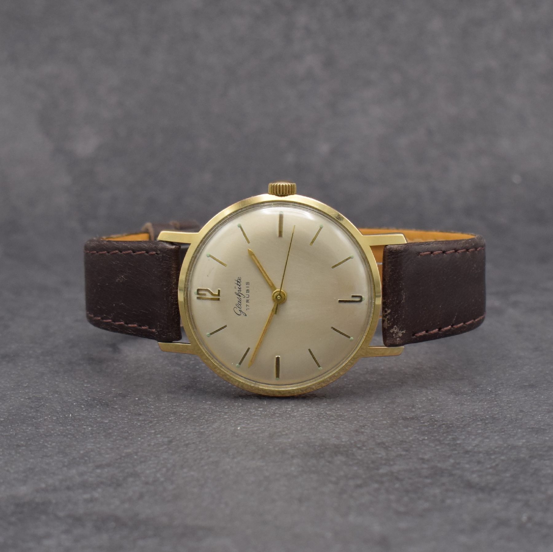 GLASHÜTTE Herrenarmbanduhr, Deutschland um 1960, Handaufzug, verg. Gehäuse, Stahlboden aufgedr., silb. Zifferbl. m. aufges. Std.- Ind., gold. ...