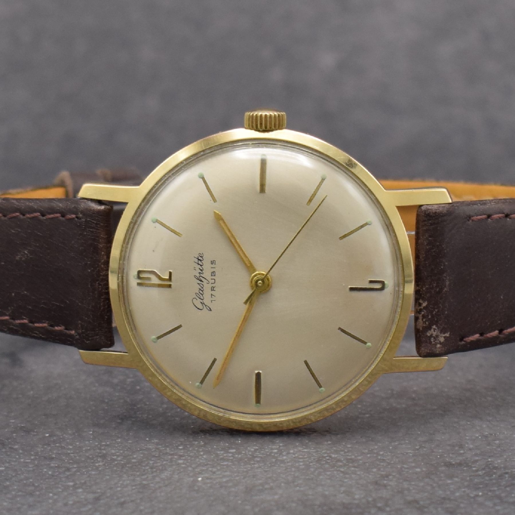 Detail a: GLASHÜTTE Herrenarmbanduhr, Deutschland um 1960, Handaufzug, verg. Gehäuse, Stahlboden aufgedr., silb. Zifferbl. m. aufges. Std.- Ind., gold. ...
