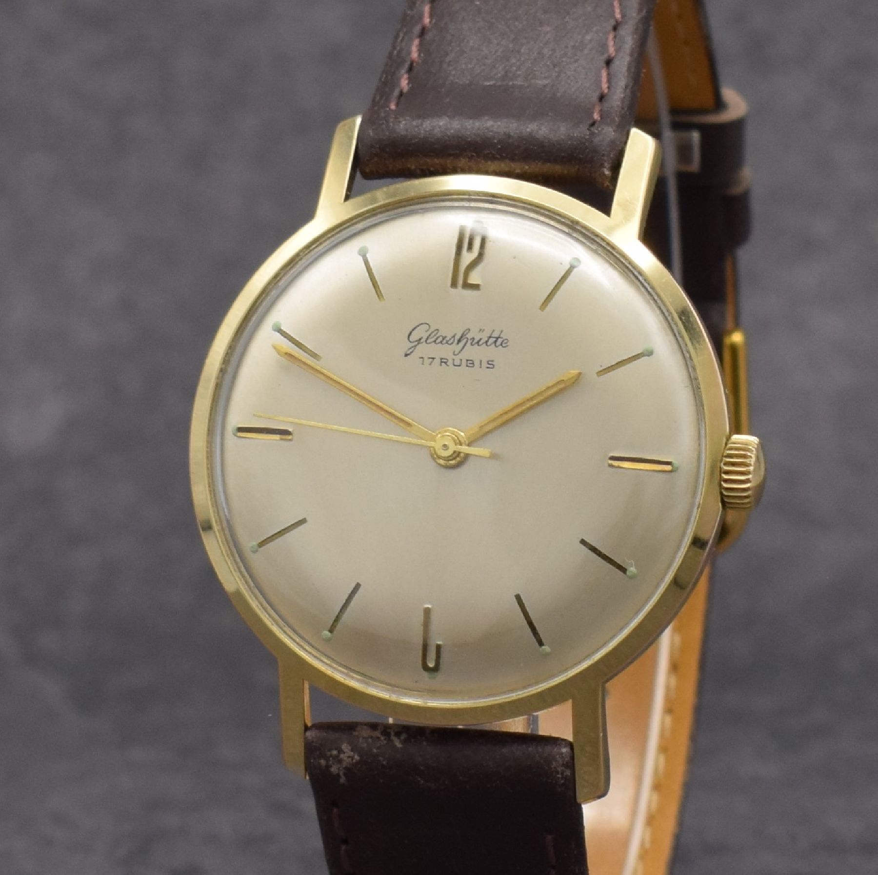 Detail c: GLASHÜTTE Herrenarmbanduhr, Deutschland um 1960, Handaufzug, verg. Gehäuse, Stahlboden aufgedr., silb. Zifferbl. m. aufges. Std.- Ind., gold. ...