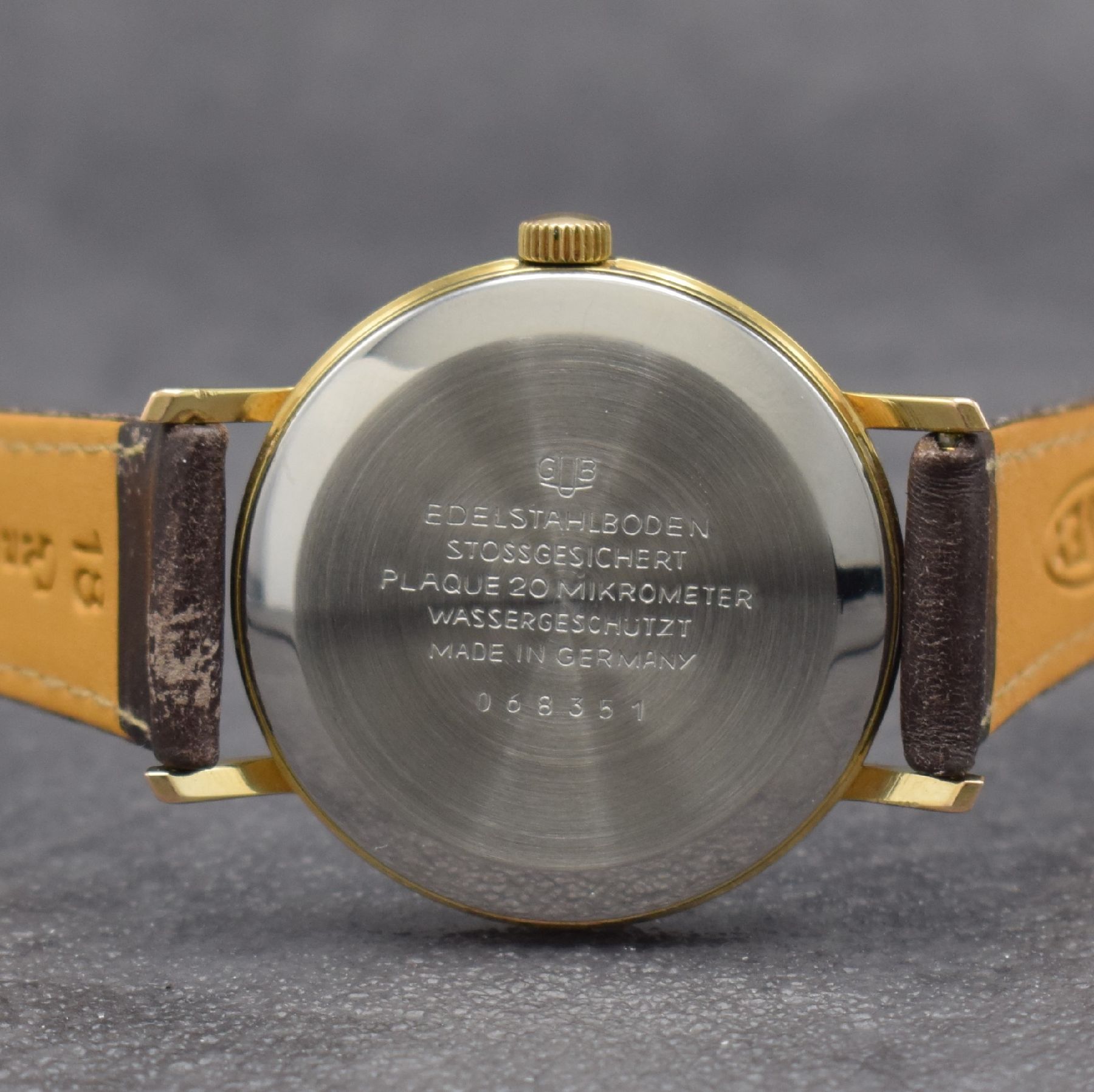 Detail d: GLASHÜTTE Herrenarmbanduhr, Deutschland um 1960, Handaufzug, verg. Gehäuse, Stahlboden aufgedr., silb. Zifferbl. m. aufges. Std.- Ind., gold. ...