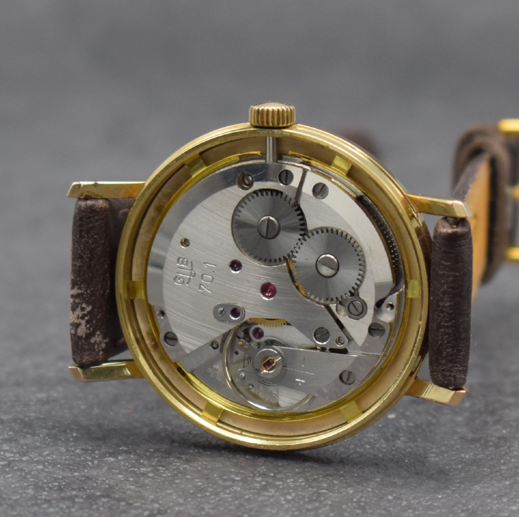 Detail e: GLASHÜTTE Herrenarmbanduhr, Deutschland um 1960, Handaufzug, verg. Gehäuse, Stahlboden aufgedr., silb. Zifferbl. m. aufges. Std.- Ind., gold. ...