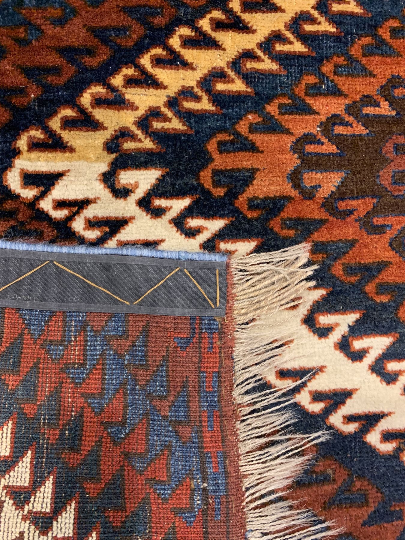 Detail e: Seltener Antiker Karakalpak, Zentralasien, 19 Jhd., Wolle geknüpft auf Wolle, ca, 225 x 156 cm, EHZ: 3(Altersbedingt guter Zustand).
