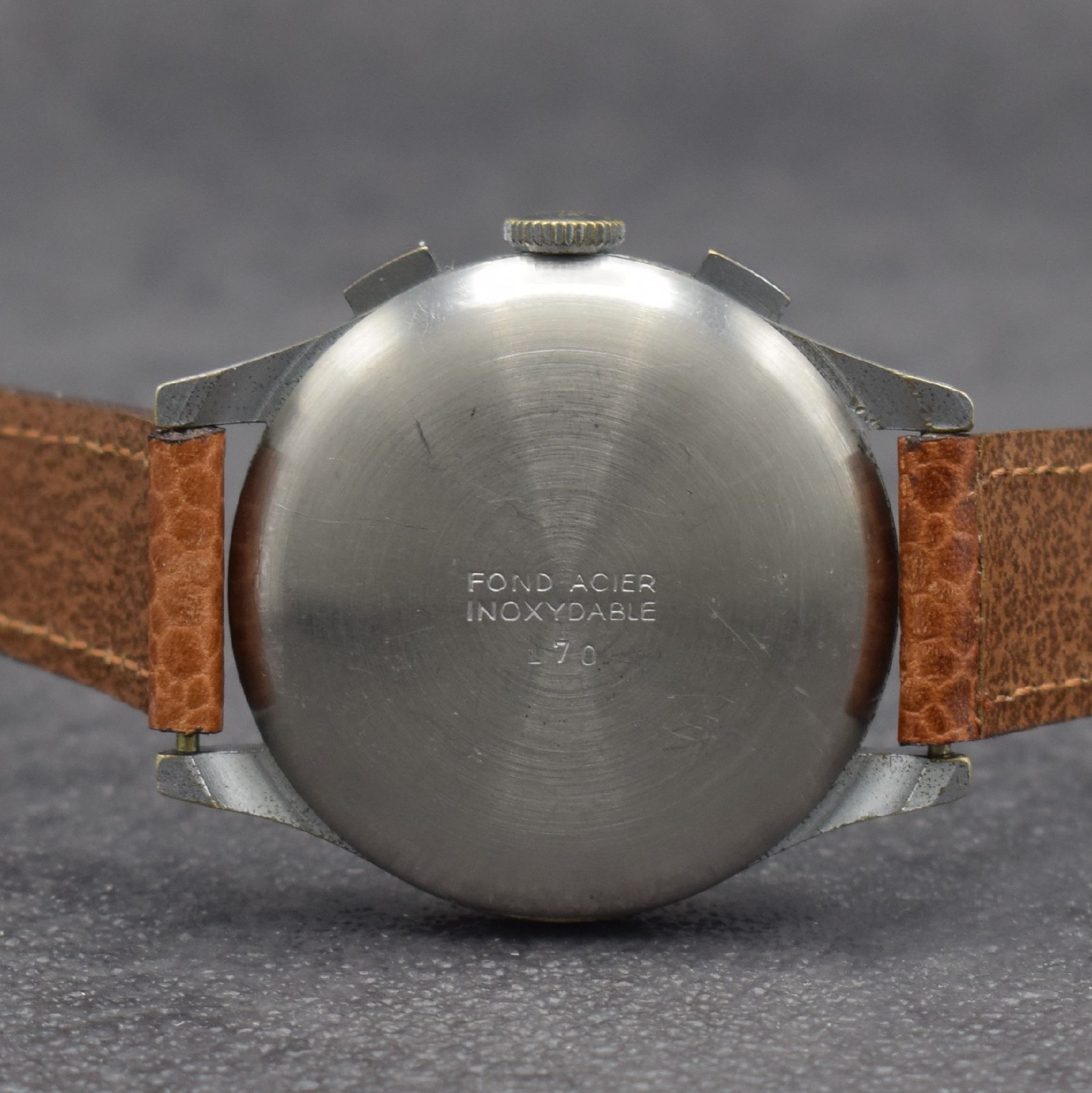 Detail d: ORFINA Herrenarmbanduhr mit Chronograph Kaliber Venus 170, Schweiz 1940er Jahre, verchr. Gehäuse, Glasrand & Stahlboden aufgedr., silb. Zifferbl. m. ...