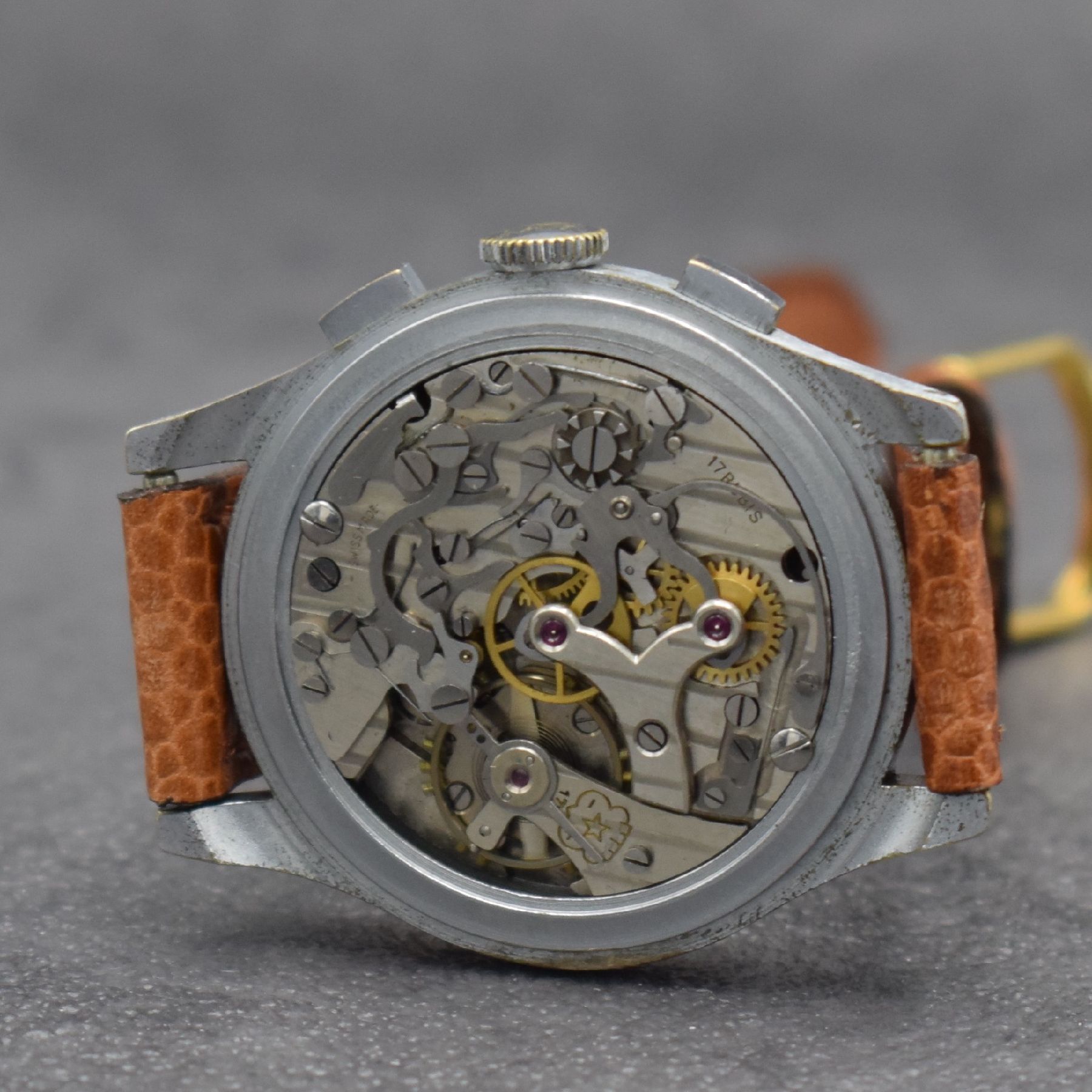 Detail e: ORFINA Herrenarmbanduhr mit Chronograph Kaliber Venus 170, Schweiz 1940er Jahre, verchr. Gehäuse, Glasrand & Stahlboden aufgedr., silb. Zifferbl. m. ...