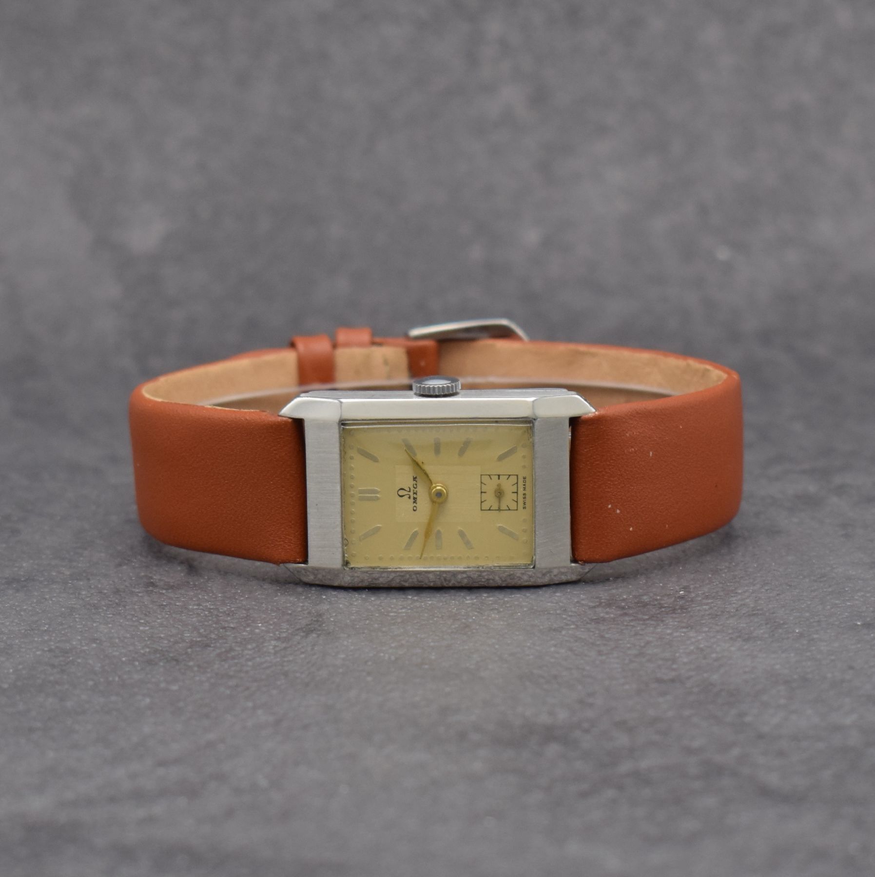 OMEGA Armbanduhr in Stahl Kal. 20F, Schweiz um 1935, Handaufzug, 2-teil. Geh., Boden aufgedr., Zifferbl. m. aufges. Std.-Ind. rest., gold. Zeiger, ...