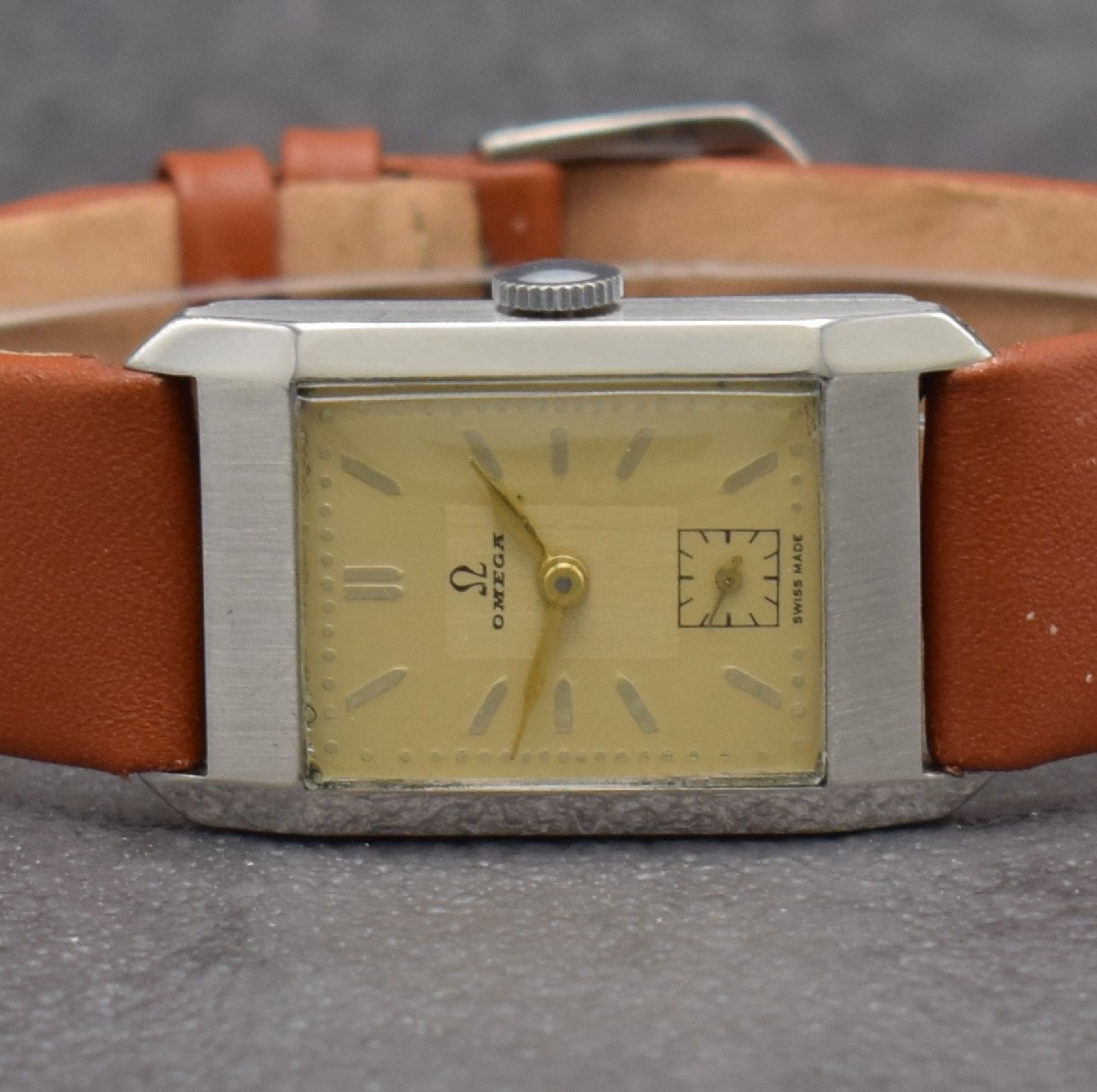 Detail a: OMEGA Armbanduhr in Stahl Kal. 20F, Schweiz um 1935, Handaufzug, 2-teil. Geh., Boden aufgedr., Zifferbl. m. aufges. Std.-Ind. rest., gold. Zeiger, ...