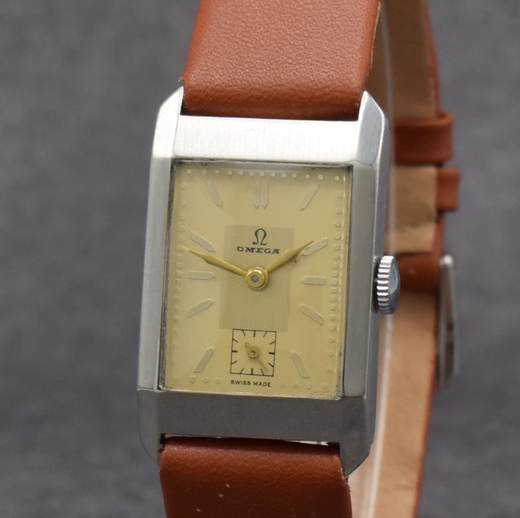 Detail c: OMEGA Armbanduhr in Stahl Kal. 20F, Schweiz um 1935, Handaufzug, 2-teil. Geh., Boden aufgedr., Zifferbl. m. aufges. Std.-Ind. rest., gold. Zeiger, ...