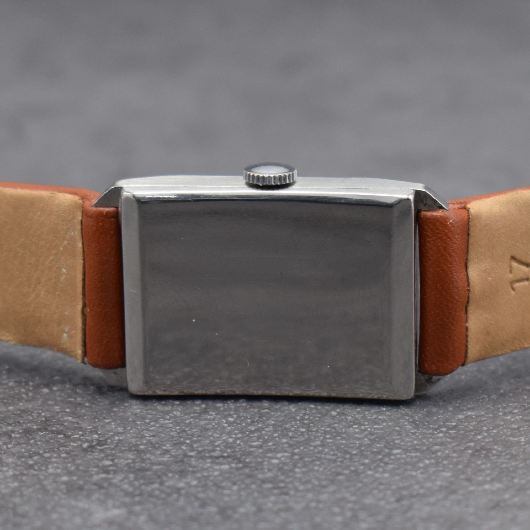 Detail d: OMEGA Armbanduhr in Stahl Kal. 20F, Schweiz um 1935, Handaufzug, 2-teil. Geh., Boden aufgedr., Zifferbl. m. aufges. Std.-Ind. rest., gold. Zeiger, ...
