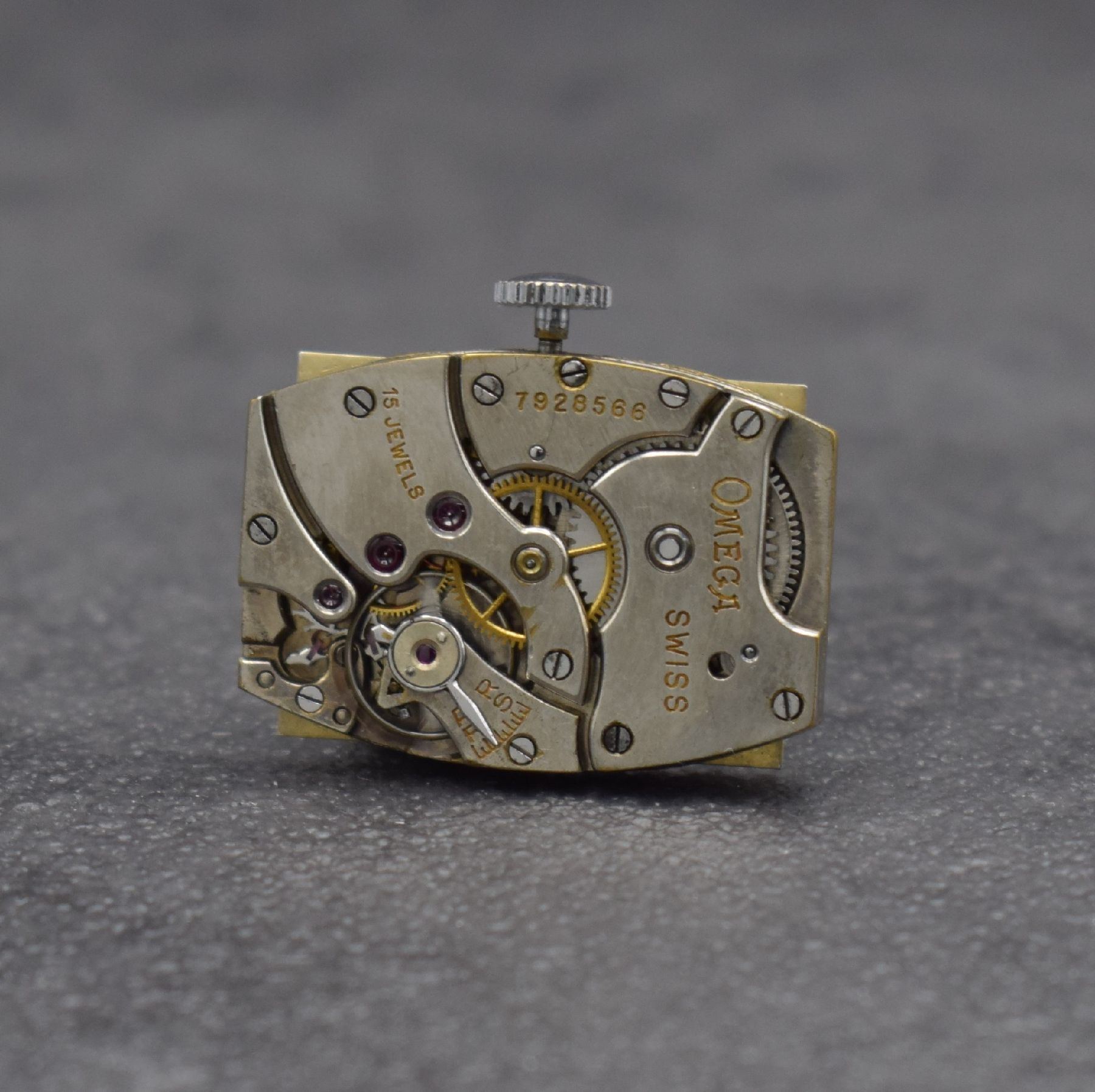 Detail e: OMEGA Armbanduhr in Stahl Kal. 20F, Schweiz um 1935, Handaufzug, 2-teil. Geh., Boden aufgedr., Zifferbl. m. aufges. Std.-Ind. rest., gold. Zeiger, ...