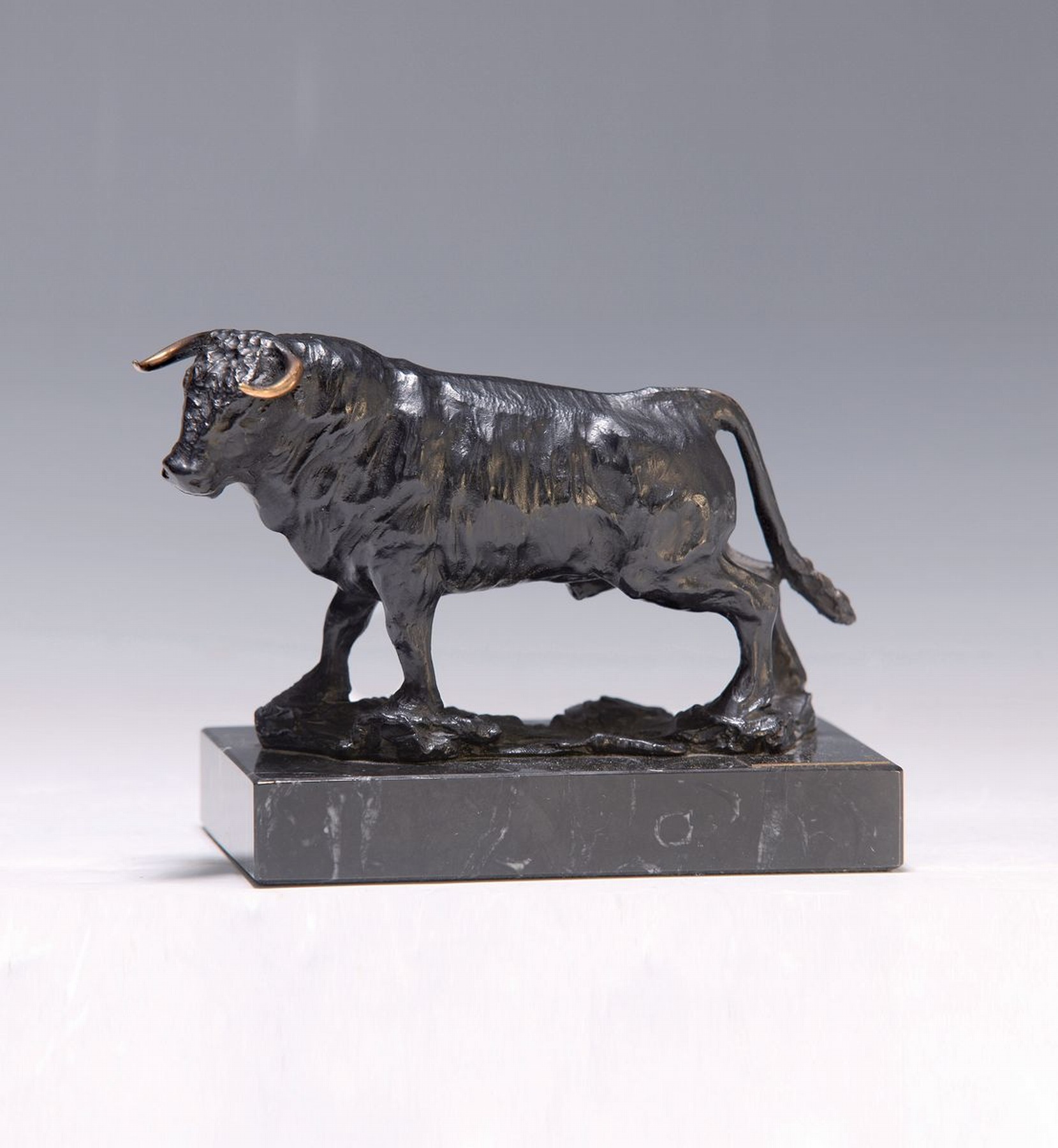 Luis Moreno, geb. 1948 Madrid, Toro con cuernos dorados, Bronzeskulptur, rückseitig monogrammiert und num. 24, Marmorplinthe, Gesamth. ca. 10.5cm