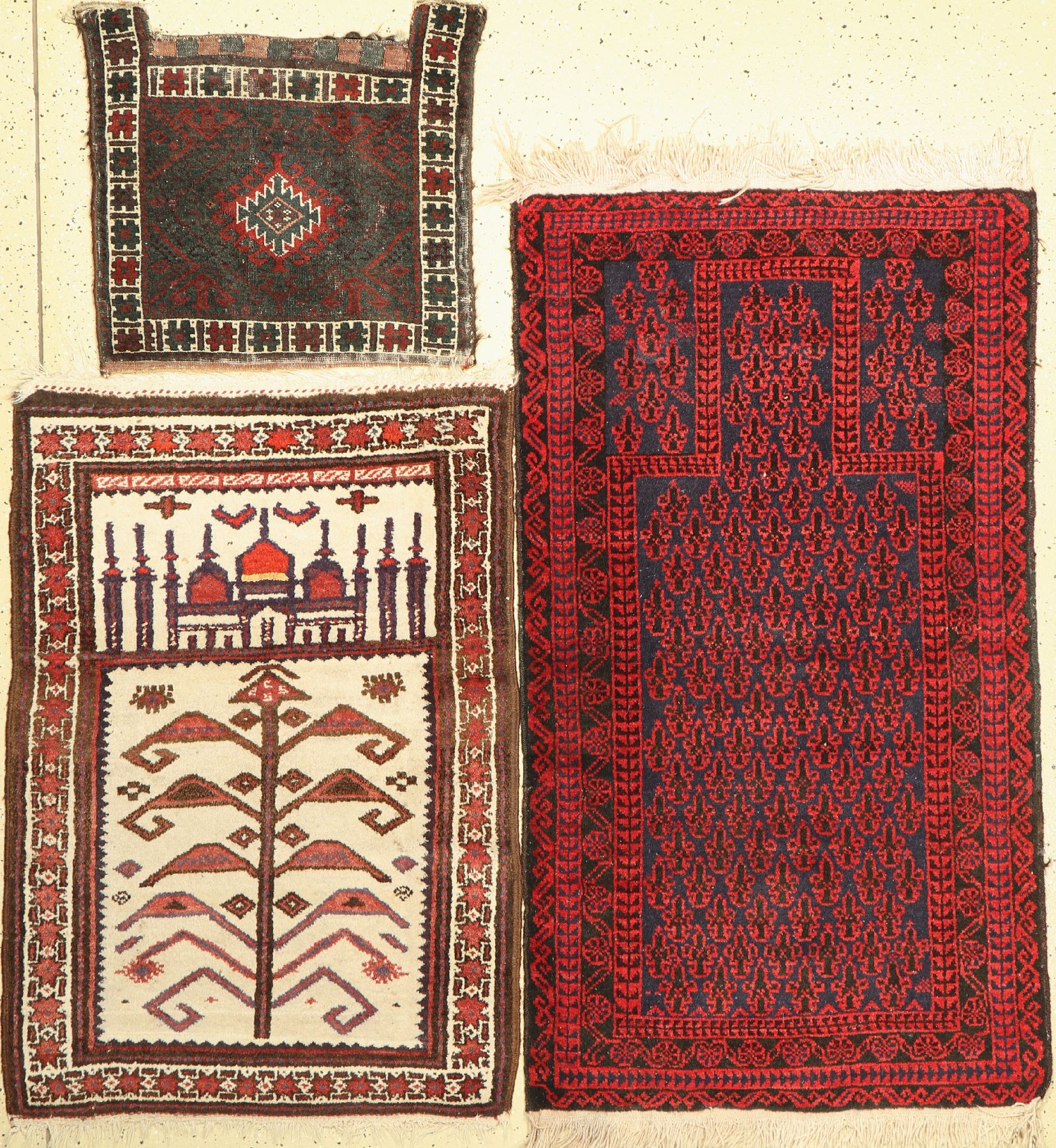 Zwei Gebetsteppiche und eine Belutsch Tasche Afghanistan, ca. 60 Jahre, Wolle auf Wolle ca. 143 x 80 cm,ca, 120 x 80 cm,ca, 53 x 60 cmmittlere ...