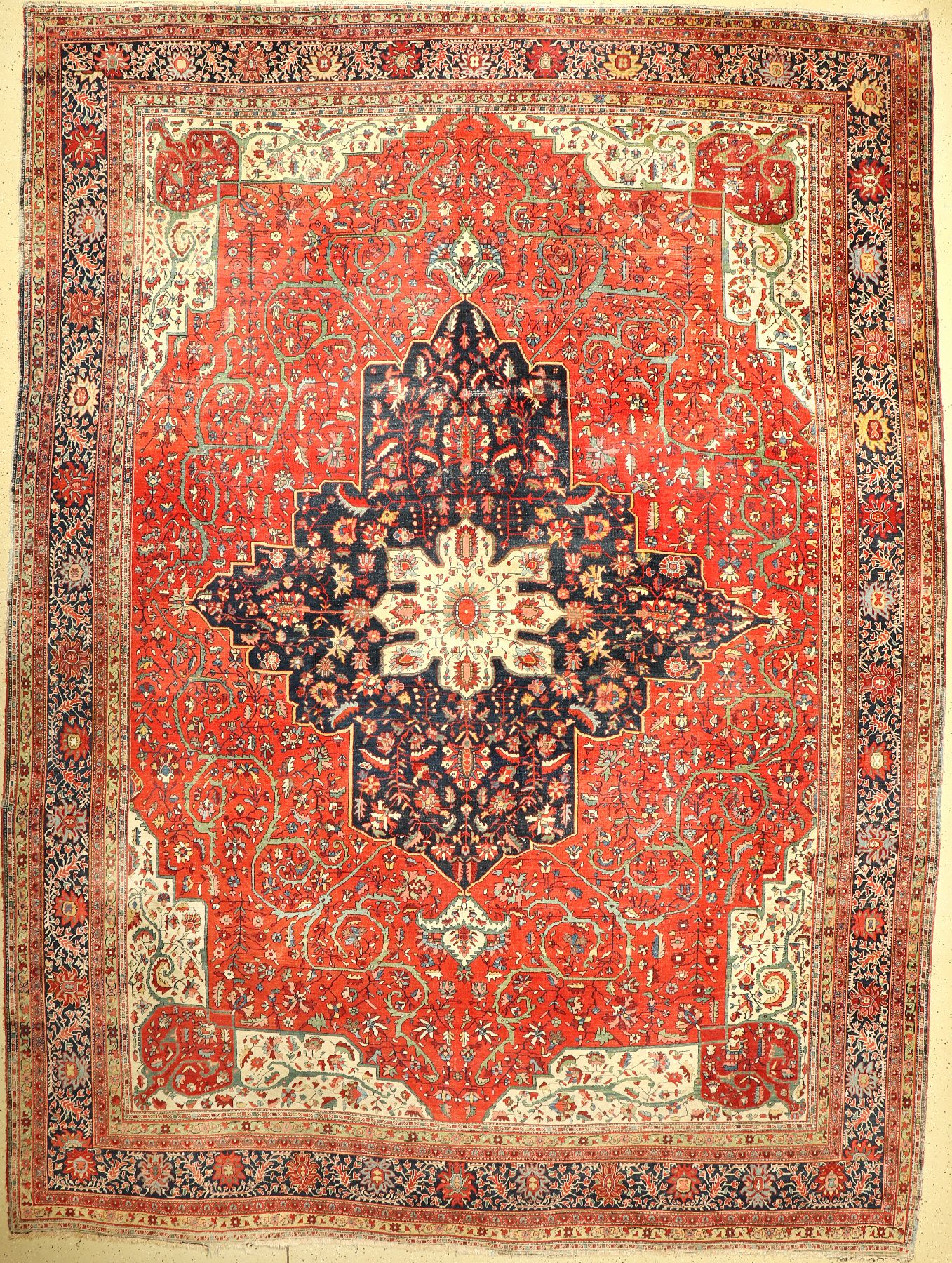 Großformatiger antiker Farahan, Westpersien, 19.Jhd., Wolle geknüpft auf Baumwolle, wuchtiges Medallion auf rostrotem Feld, ca, 440 x 330 cm, ...