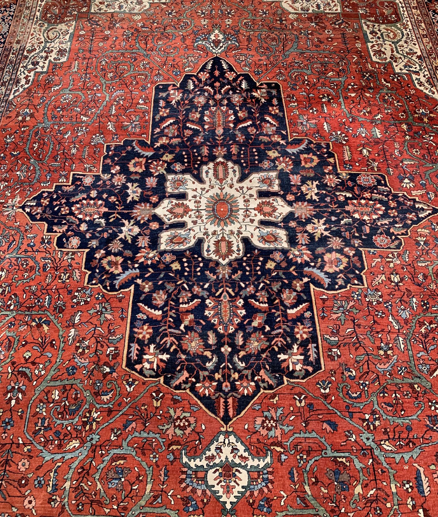 Detail a: Großformatiger antiker Farahan, Westpersien, 19.Jhd., Wolle geknüpft auf Baumwolle, wuchtiges Medallion auf rostrotem Feld, ca, 440 x 330 cm, ...
