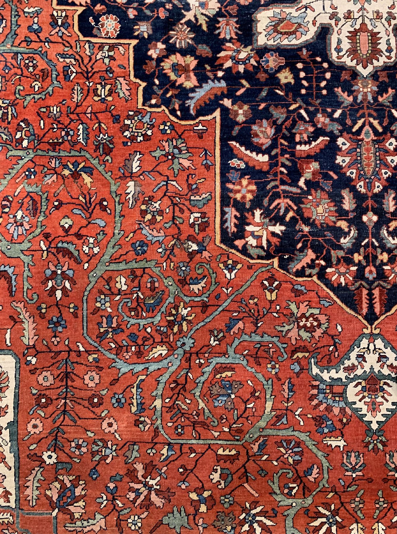 Detail b: Großformatiger antiker Farahan, Westpersien, 19.Jhd., Wolle geknüpft auf Baumwolle, wuchtiges Medallion auf rostrotem Feld, ca, 440 x 330 cm, ...