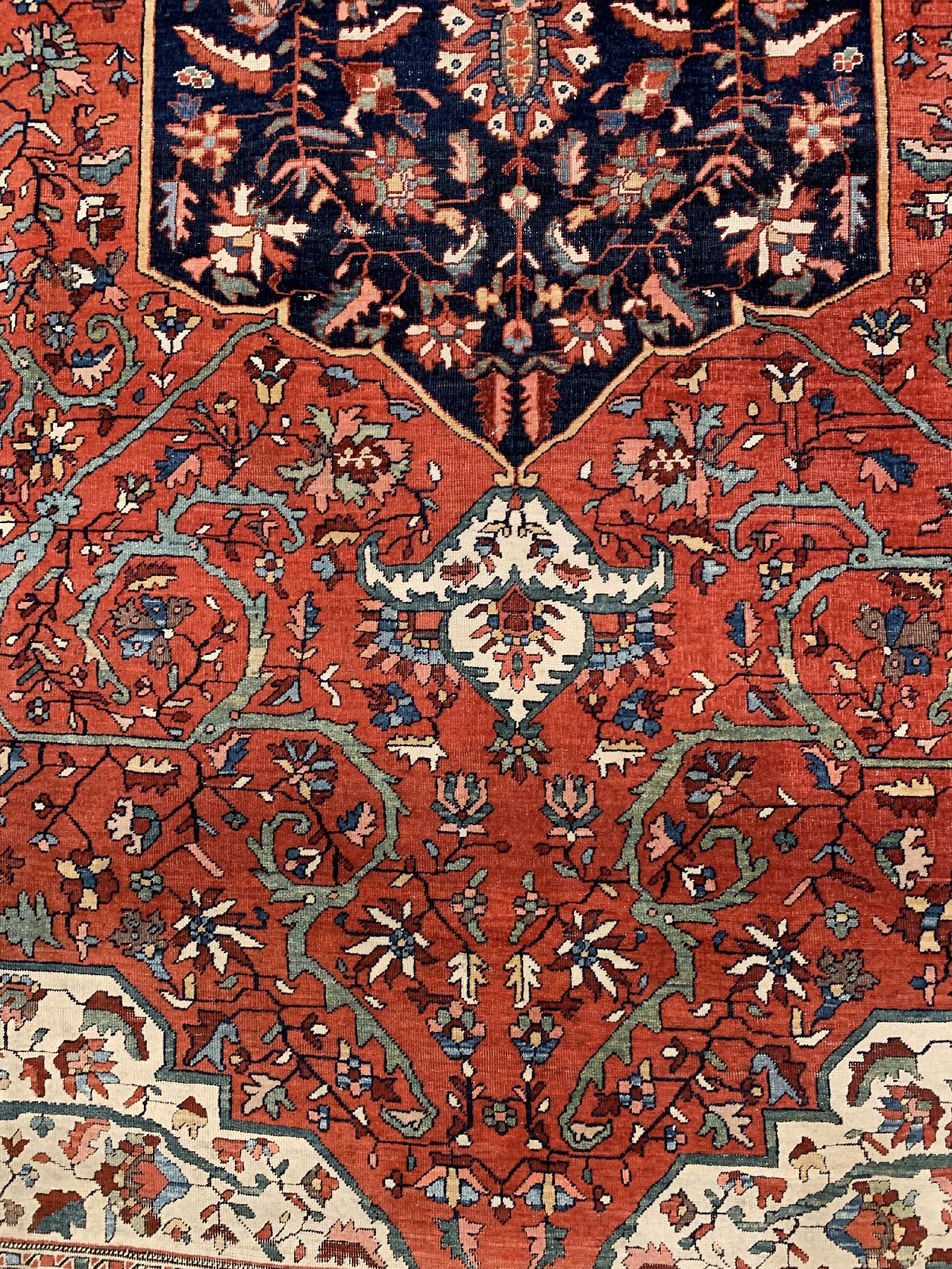 Detail c: Großformatiger antiker Farahan, Westpersien, 19.Jhd., Wolle geknüpft auf Baumwolle, wuchtiges Medallion auf rostrotem Feld, ca, 440 x 330 cm, ...