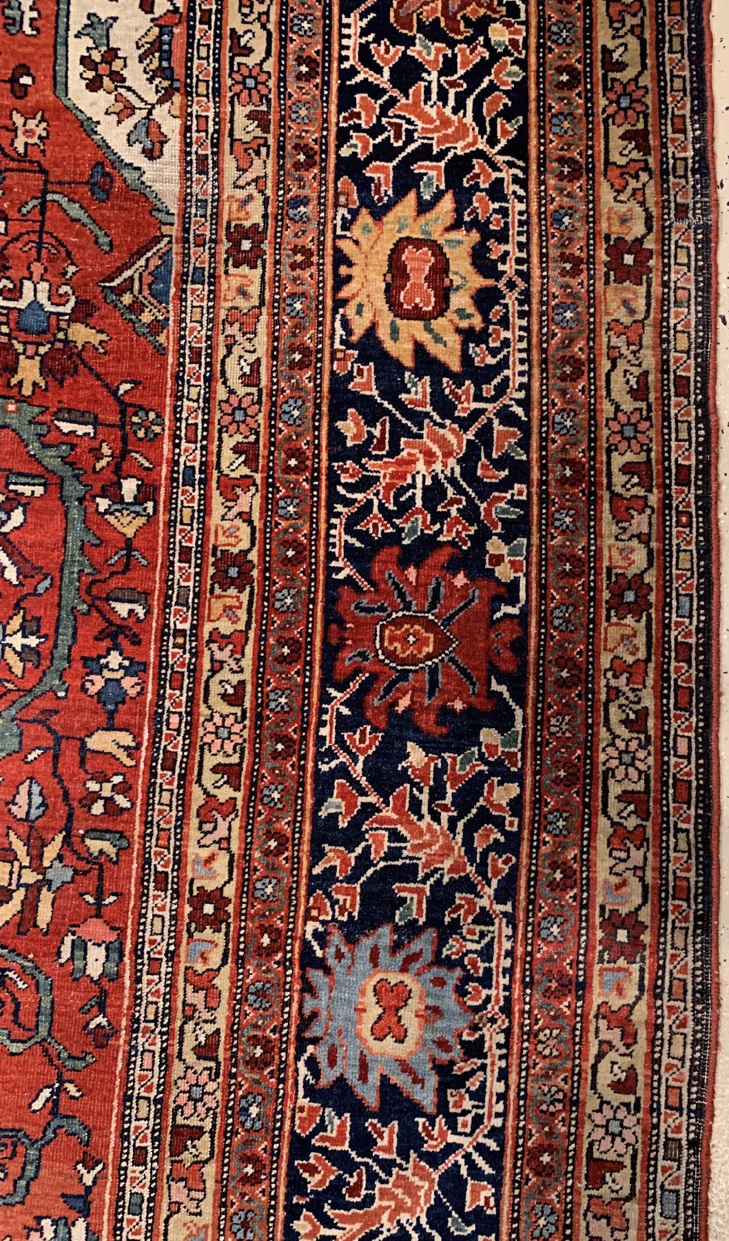 Detail d: Großformatiger antiker Farahan, Westpersien, 19.Jhd., Wolle geknüpft auf Baumwolle, wuchtiges Medallion auf rostrotem Feld, ca, 440 x 330 cm, ...