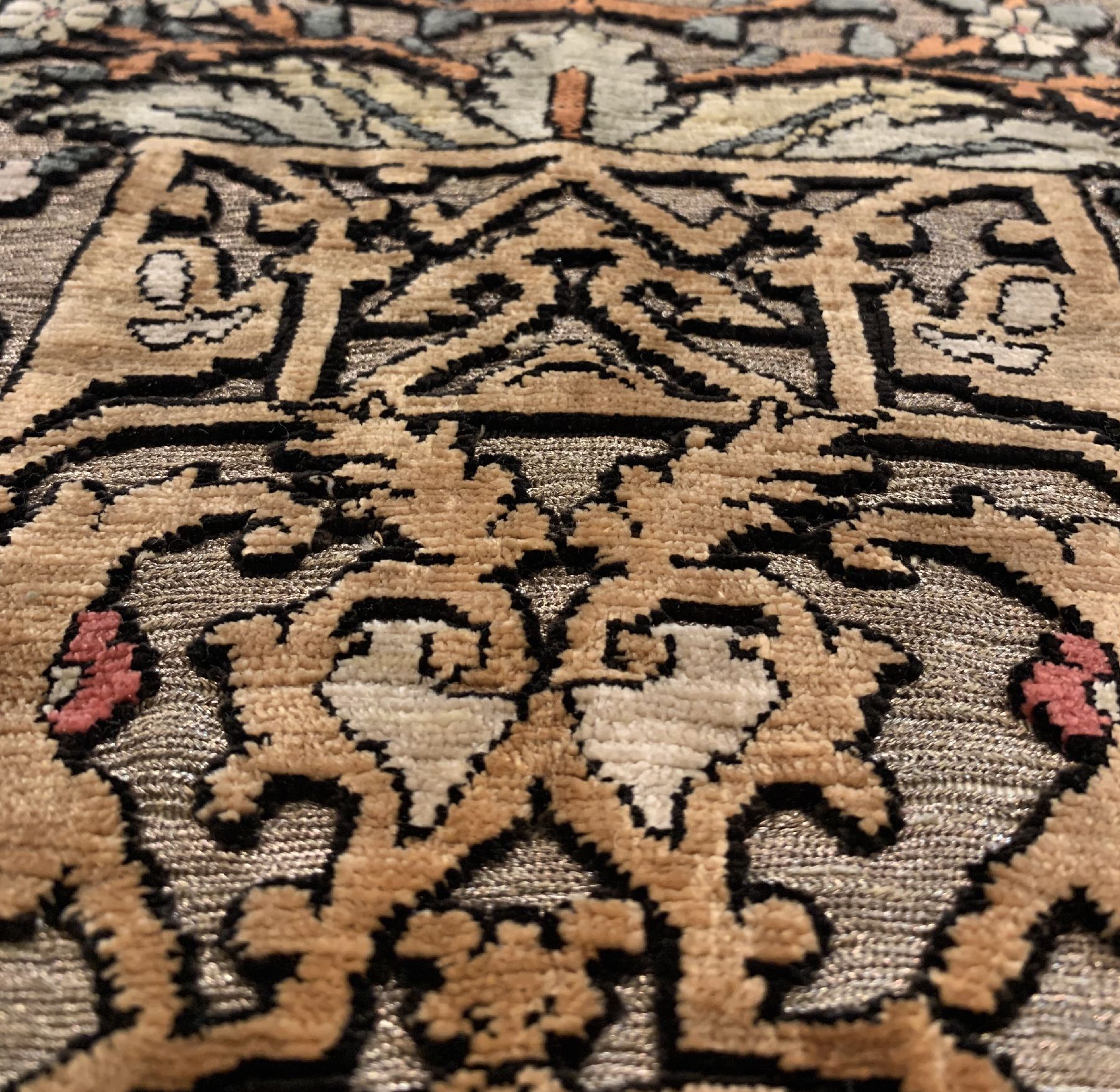 Detail b: Feiner signierter Seiden Hereke, Türkei, um 1950, reine Naturseide mit Metallbroschierung, ca. 157 x 102 cm, ca. 1 Mio Kn/qm, EHZ: 2 (guter ...