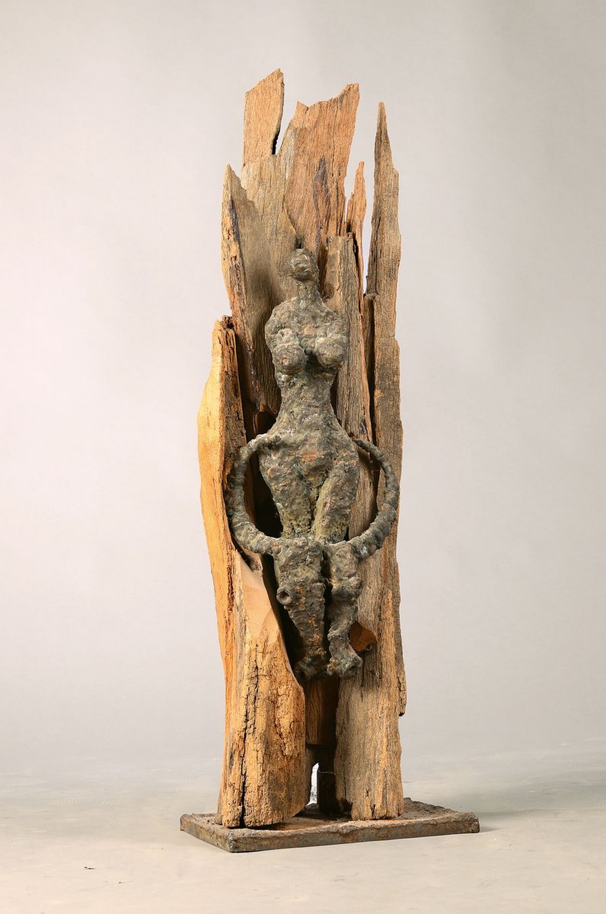 Margot Stempel-Lebert, geb. 1923 in Landau, Skulptur, Eisen, geschweißter Stahlkörper und verwittertes Eichenholz, "Venus", mit ...