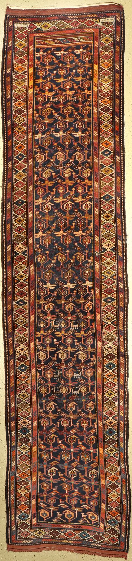 Kurdischer Dorfteppich, Persien, datiert 1334(1914), Wolle auf Wolle, ca. 456 x 104 cm,EHZ: 2-3