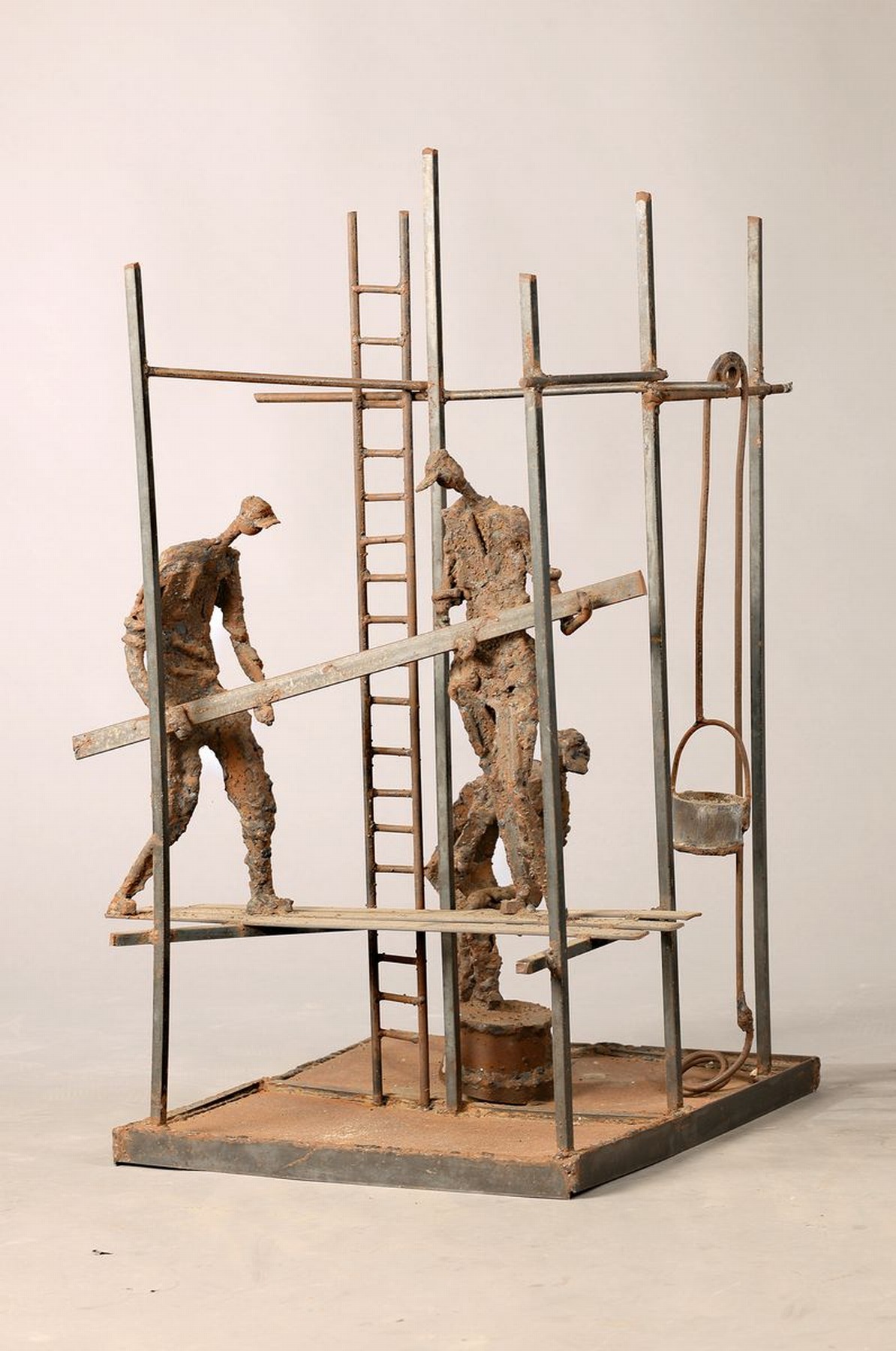 Margot Stempel-Lebert, geb. 1923 in Landau, Skulptur, Eisen, geschweißter Stahlkörper, "Bauarbeiter beim Gerüstbau", rhythmische ...