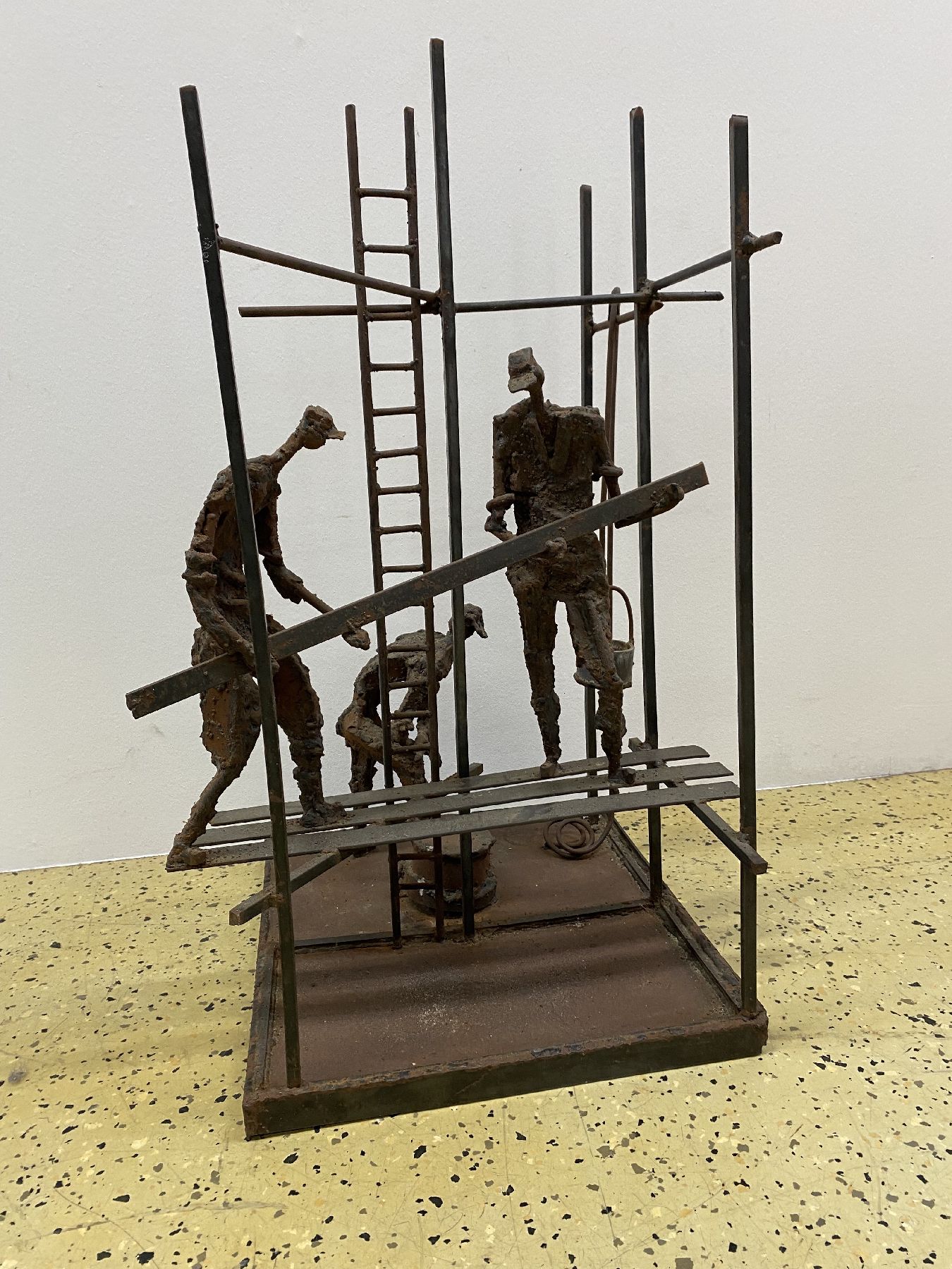 Detail a: Margot Stempel-Lebert, geb. 1923 in Landau, Skulptur, Eisen, geschweißter Stahlkörper, "Bauarbeiter beim Gerüstbau", rhythmische ...