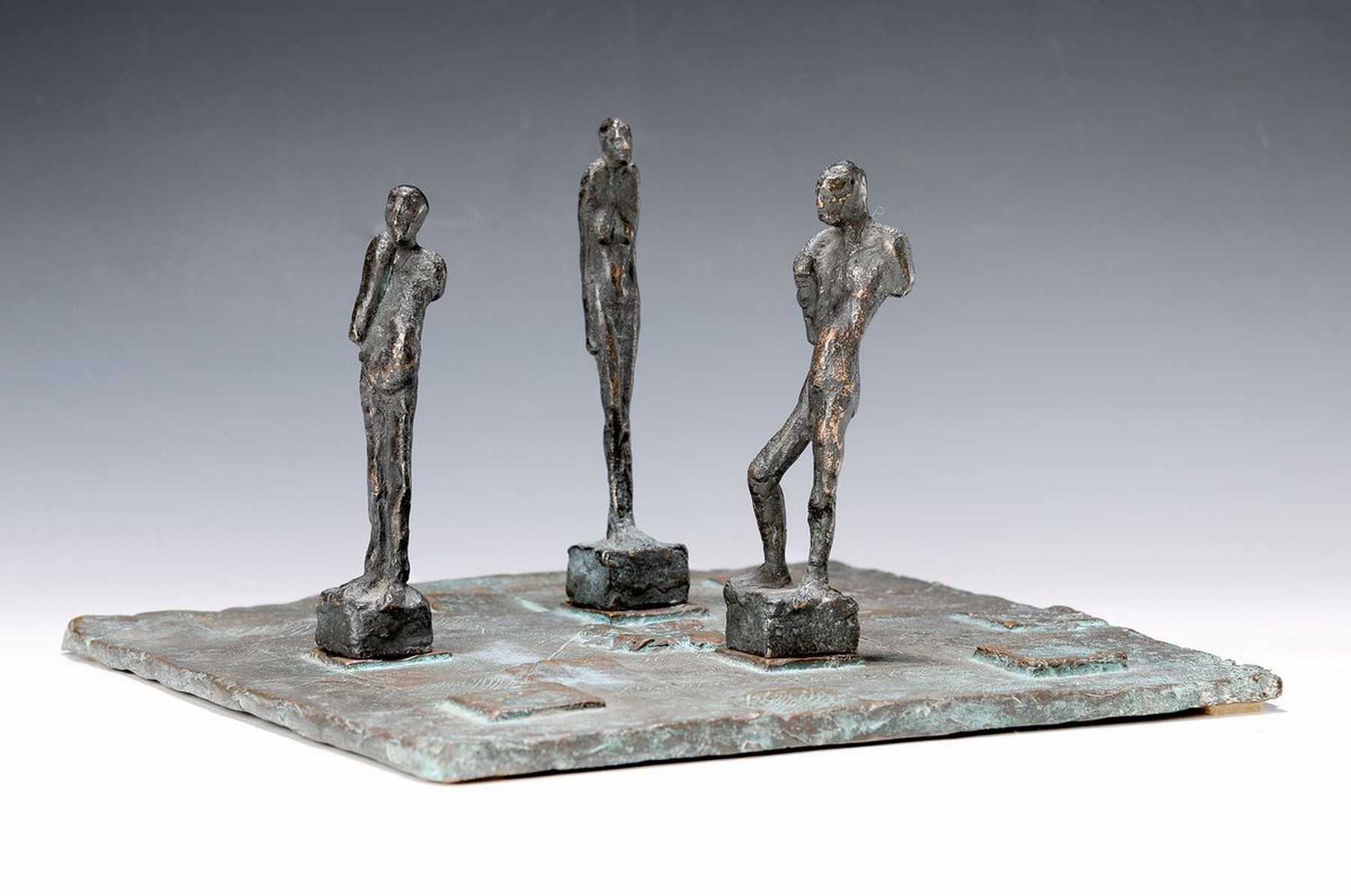 Norbert Marten, 1953 Lingen , Bronzeskulptur, Dialog/Drama-Dreieck/Monolog, drei Skulpturen auf Bronzeplatte, 29x28.5 cm, Figuren ca. 15-16 cm, ...