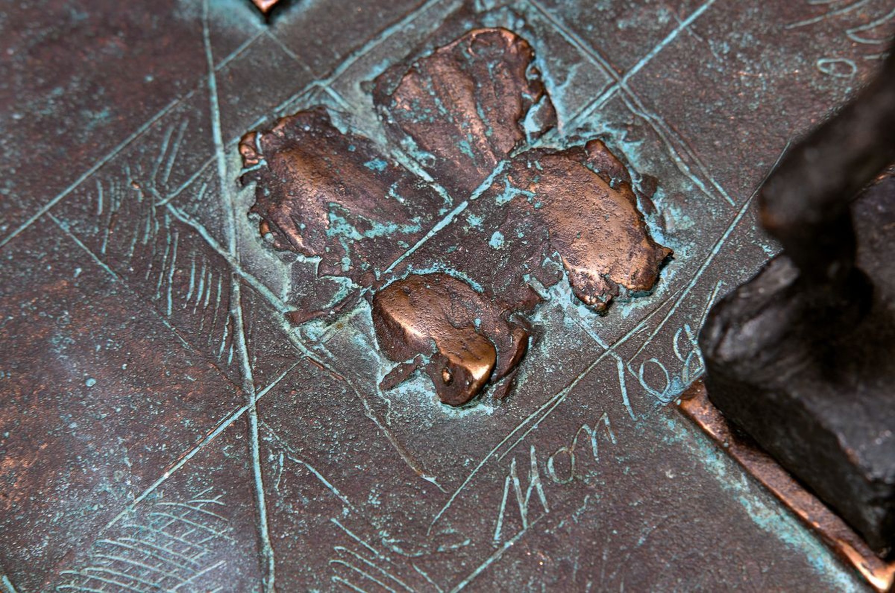 Detail b: Norbert Marten, 1953 Lingen , Bronzeskulptur, Dialog/Drama-Dreieck/Monolog, drei Skulpturen auf Bronzeplatte, 29x28.5 cm, Figuren ca. 15-16 cm, ...
