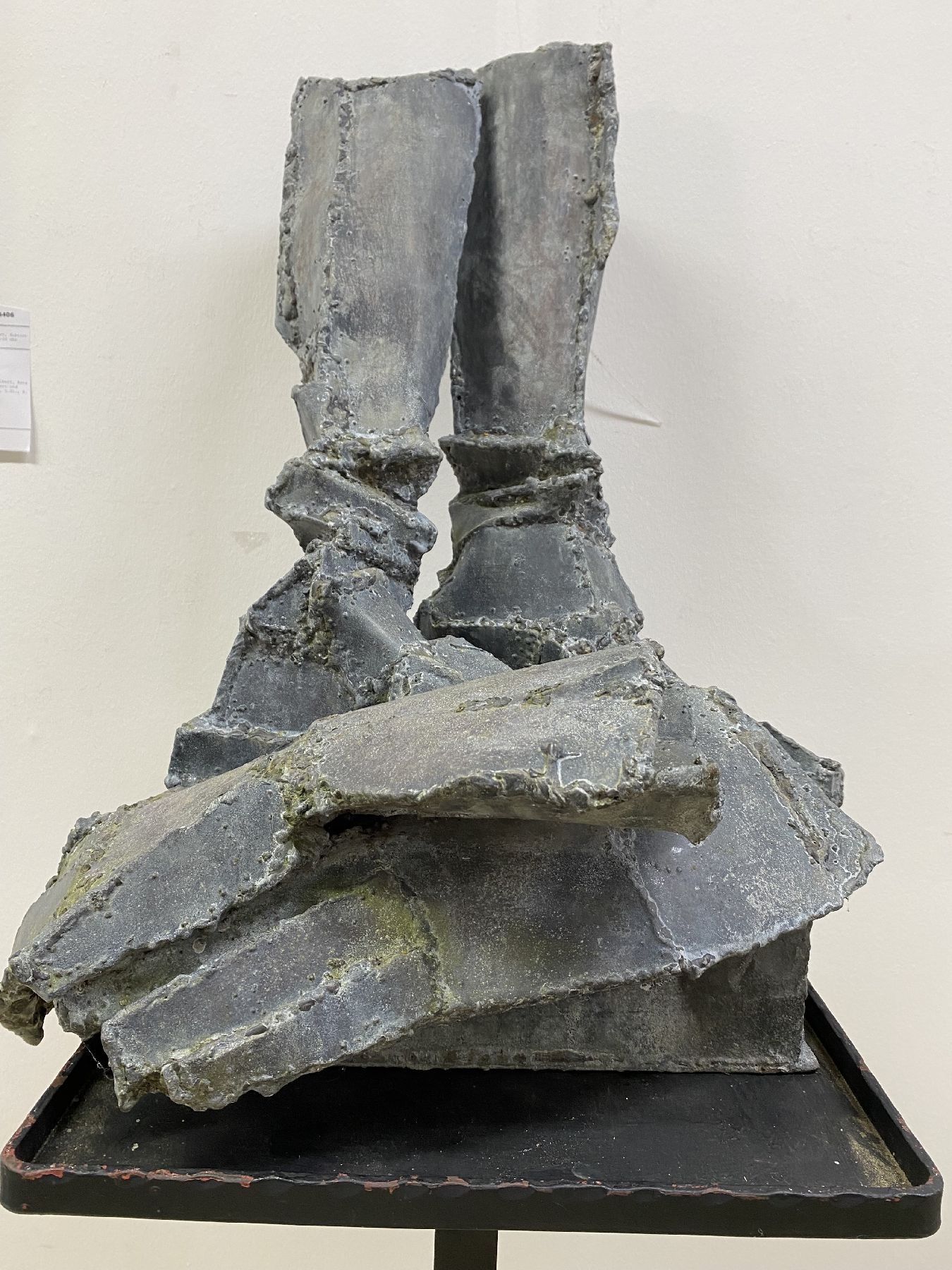 Detail a: Margot Stempel-Lebert, geb. 1923 Landau - 2021, Ritterstiefel und Handschuhe, geschweißte Stahlskulptur, z.T. gegossen, Anspielung auf den ...