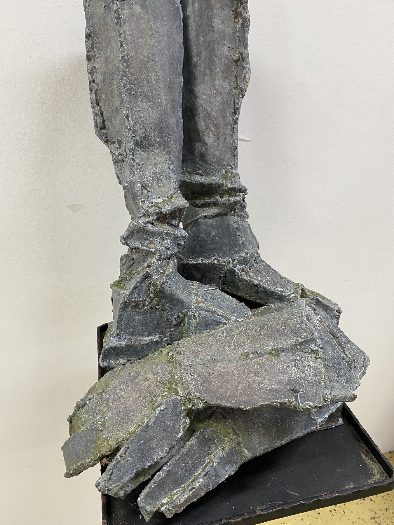 Detail b: Margot Stempel-Lebert, geb. 1923 Landau - 2021, Ritterstiefel und Handschuhe, geschweißte Stahlskulptur, z.T. gegossen, Anspielung auf den ...