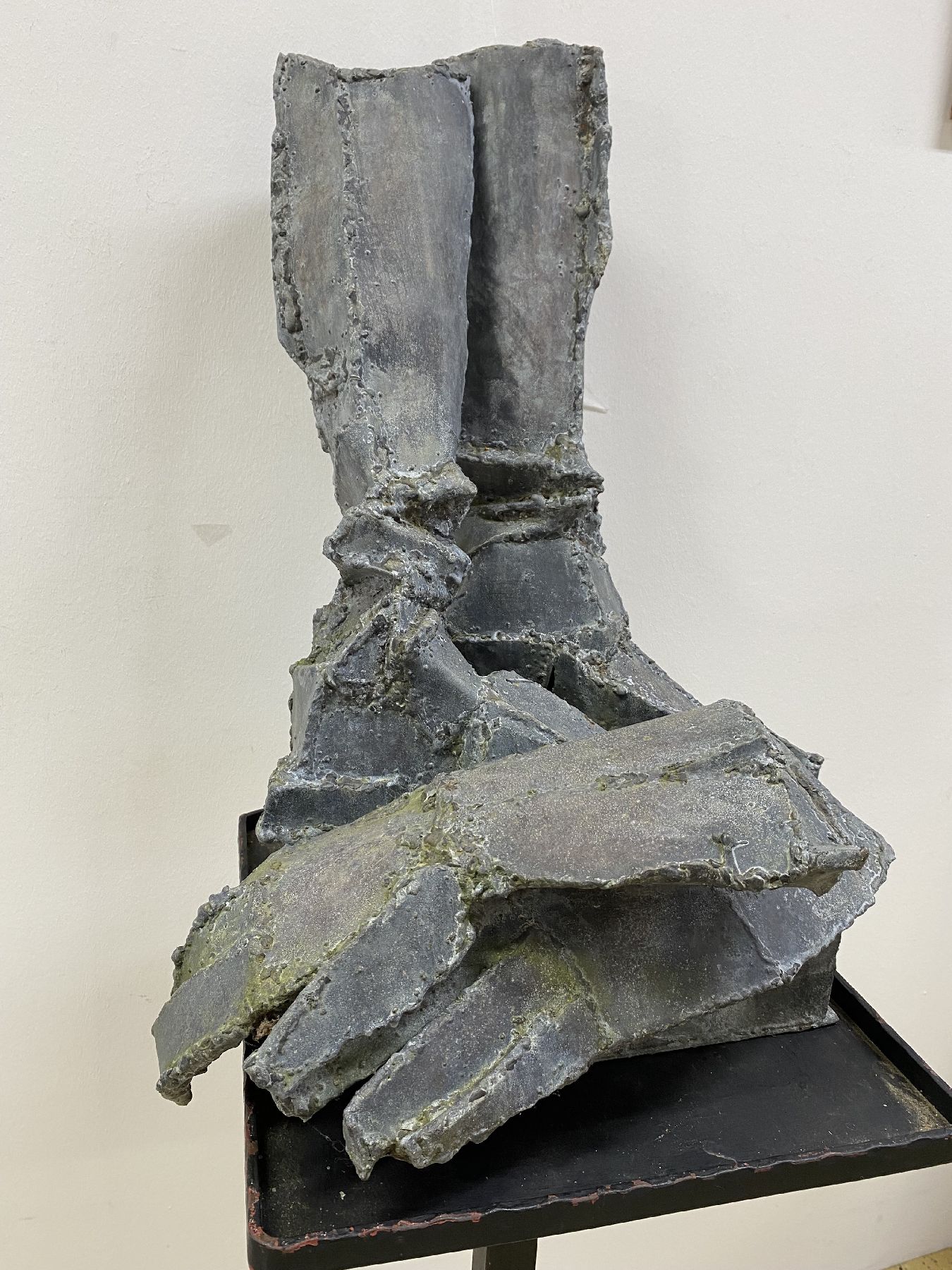 Detail c: Margot Stempel-Lebert, geb. 1923 Landau - 2021, Ritterstiefel und Handschuhe, geschweißte Stahlskulptur, z.T. gegossen, Anspielung auf den ...
