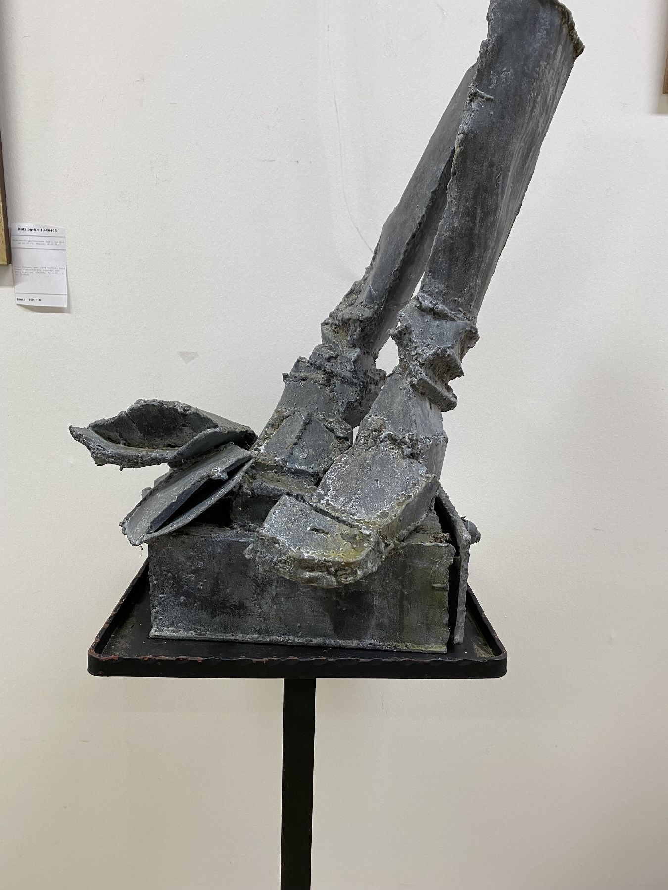 Detail d: Margot Stempel-Lebert, geb. 1923 Landau - 2021, Ritterstiefel und Handschuhe, geschweißte Stahlskulptur, z.T. gegossen, Anspielung auf den ...