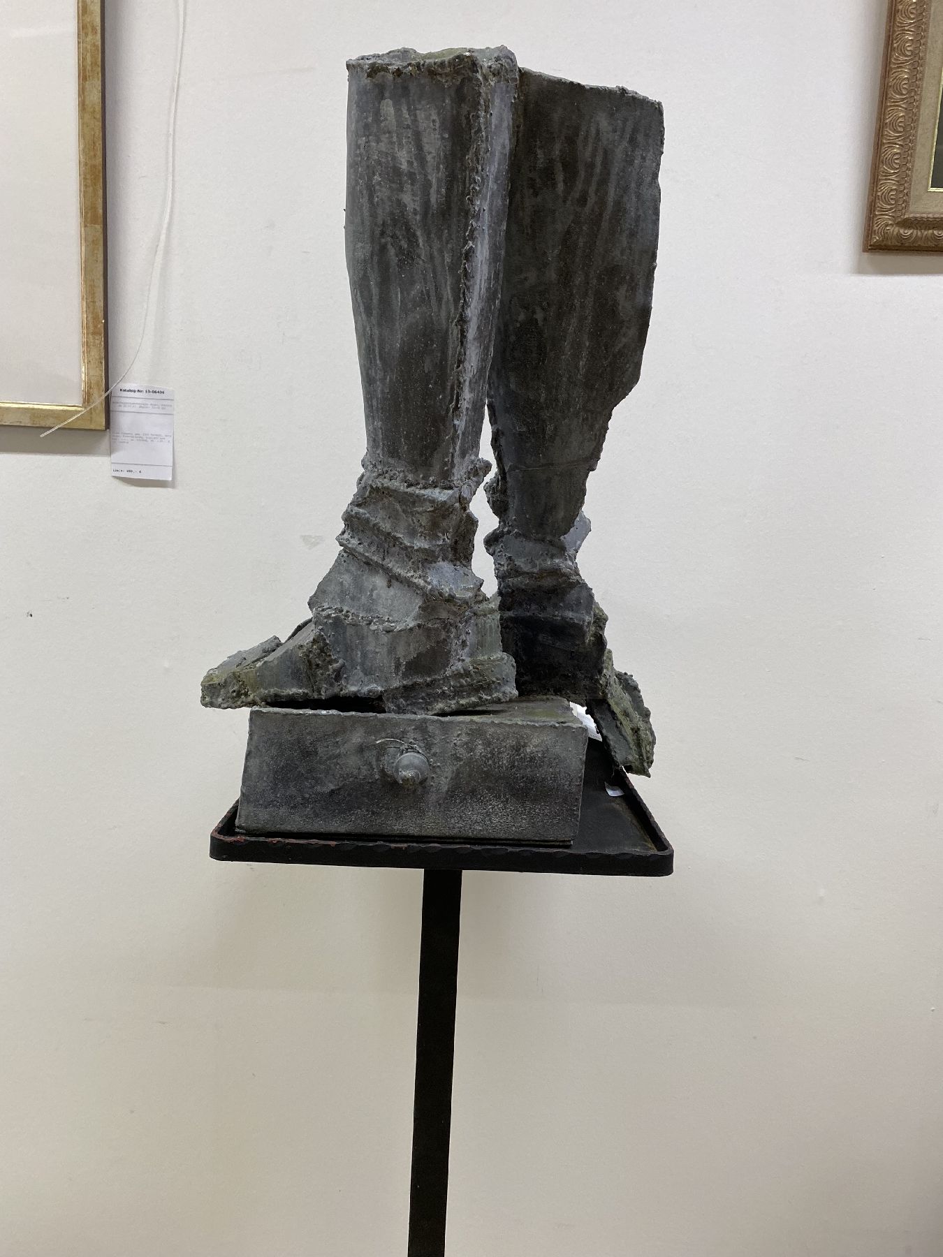 Detail f: Margot Stempel-Lebert, geb. 1923 Landau - 2021, Ritterstiefel und Handschuhe, geschweißte Stahlskulptur, z.T. gegossen, Anspielung auf den ...