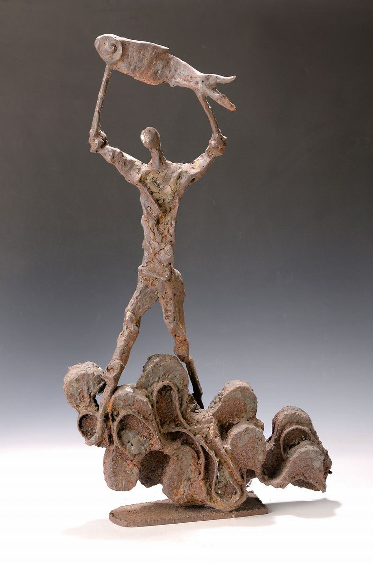 Margot Stempel-Lebert, geb. 1923 Landau - 2021, Skulptur, Fischer auf Wellen stehend, geschweißte Stahlskulptur, expressionistische Formensprache, ...