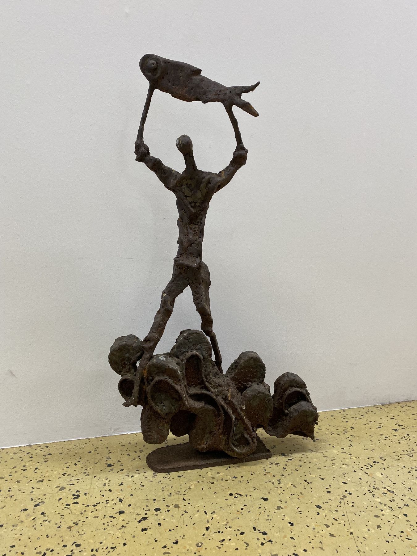 Detail a: Margot Stempel-Lebert, geb. 1923 Landau - 2021, Skulptur, Fischer auf Wellen stehend, geschweißte Stahlskulptur, expressionistische Formensprache, ...
