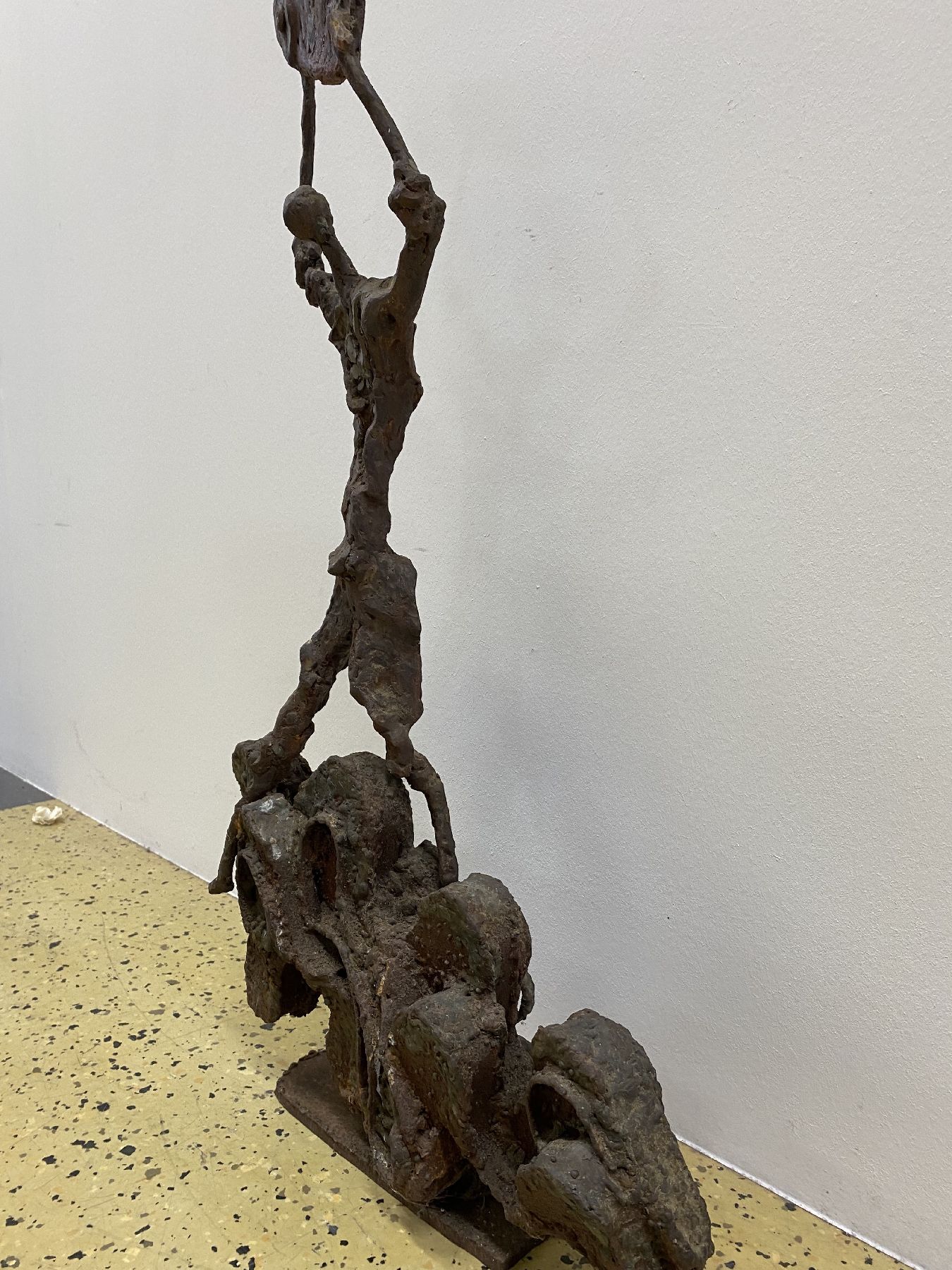 Detail b: Margot Stempel-Lebert, geb. 1923 Landau - 2021, Skulptur, Fischer auf Wellen stehend, geschweißte Stahlskulptur, expressionistische Formensprache, ...