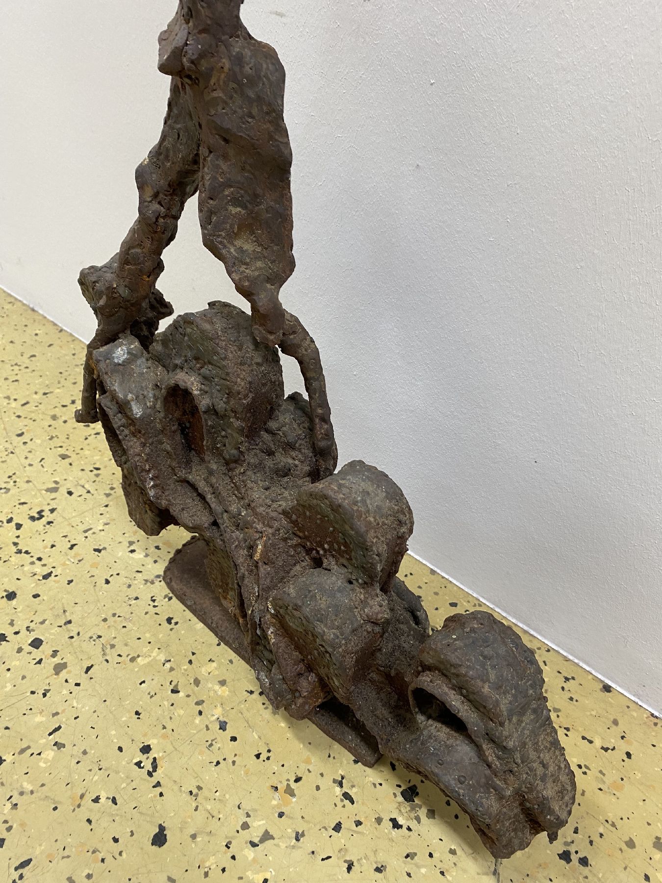 Detail c: Margot Stempel-Lebert, geb. 1923 Landau - 2021, Skulptur, Fischer auf Wellen stehend, geschweißte Stahlskulptur, expressionistische Formensprache, ...