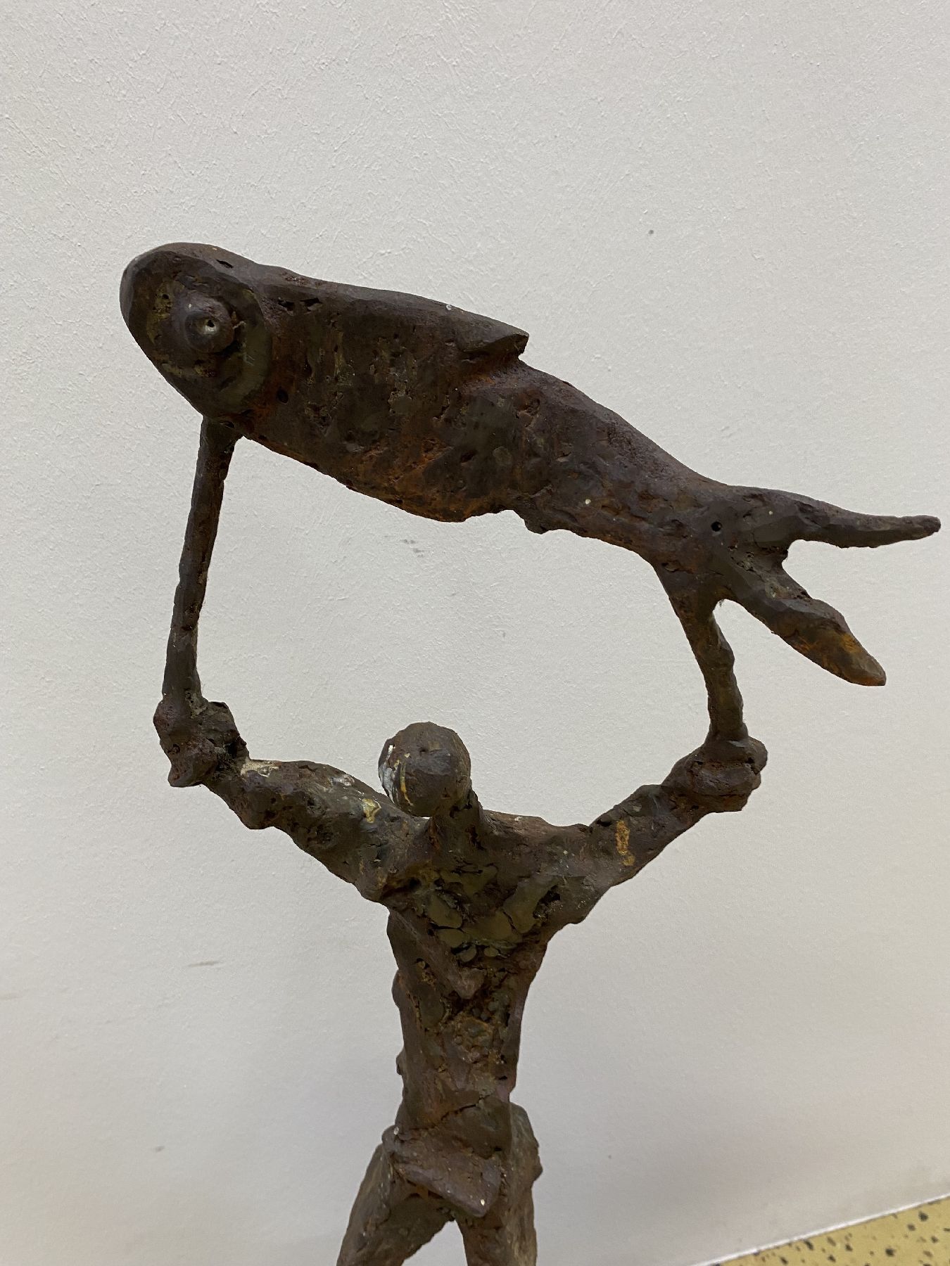 Detail d: Margot Stempel-Lebert, geb. 1923 Landau - 2021, Skulptur, Fischer auf Wellen stehend, geschweißte Stahlskulptur, expressionistische Formensprache, ...