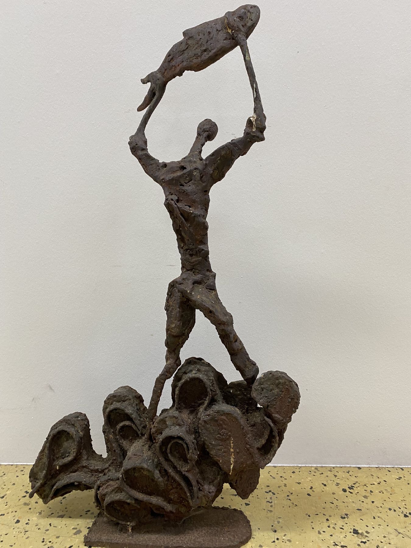 Detail e: Margot Stempel-Lebert, geb. 1923 Landau - 2021, Skulptur, Fischer auf Wellen stehend, geschweißte Stahlskulptur, expressionistische Formensprache, ...