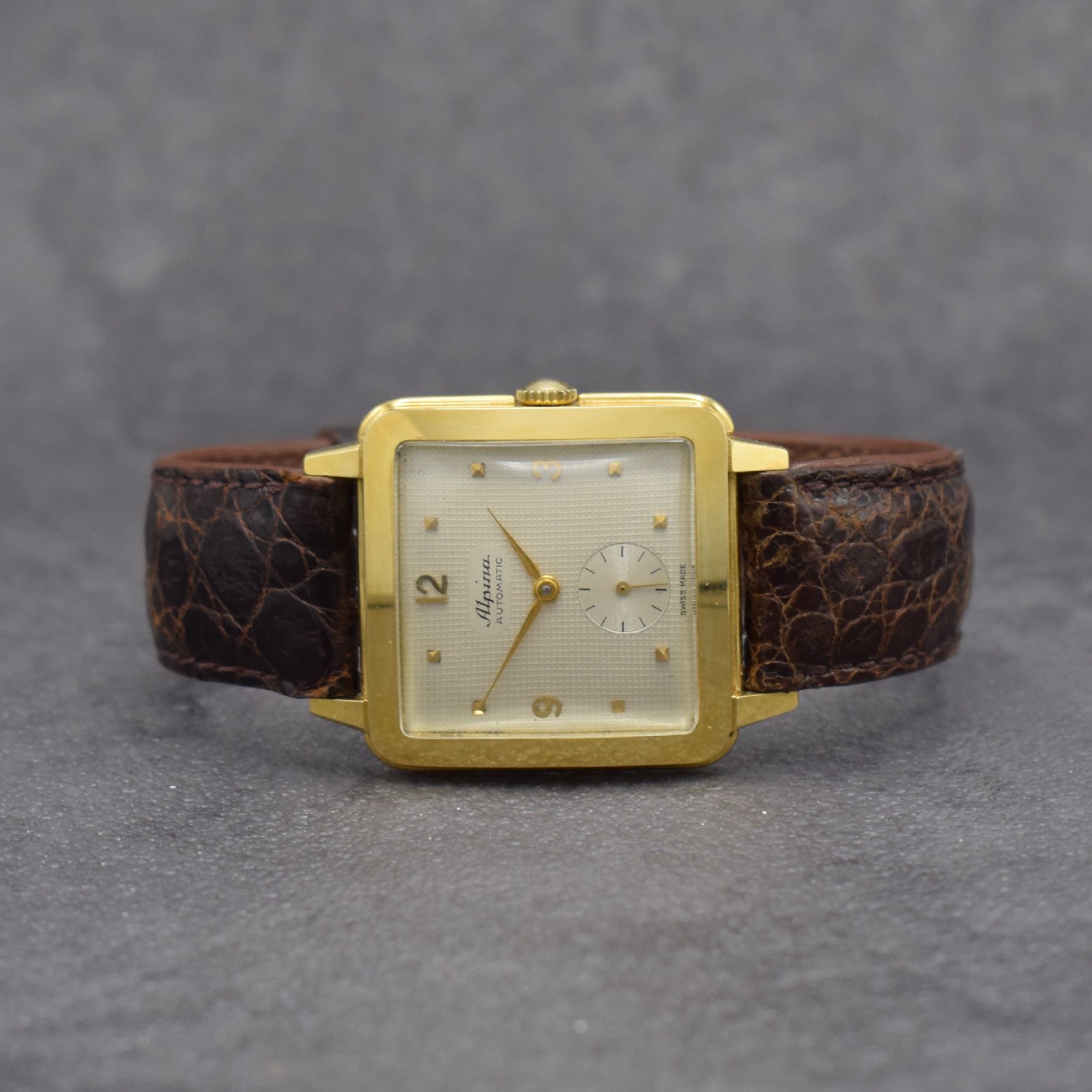 ALPINA quadratische Herrenarmbanduhr in GG 750/000 mit Hammerautomatik, Schweiz um 1950, massives 2-teil. Geh., Boden aufgedr., silb. ...
