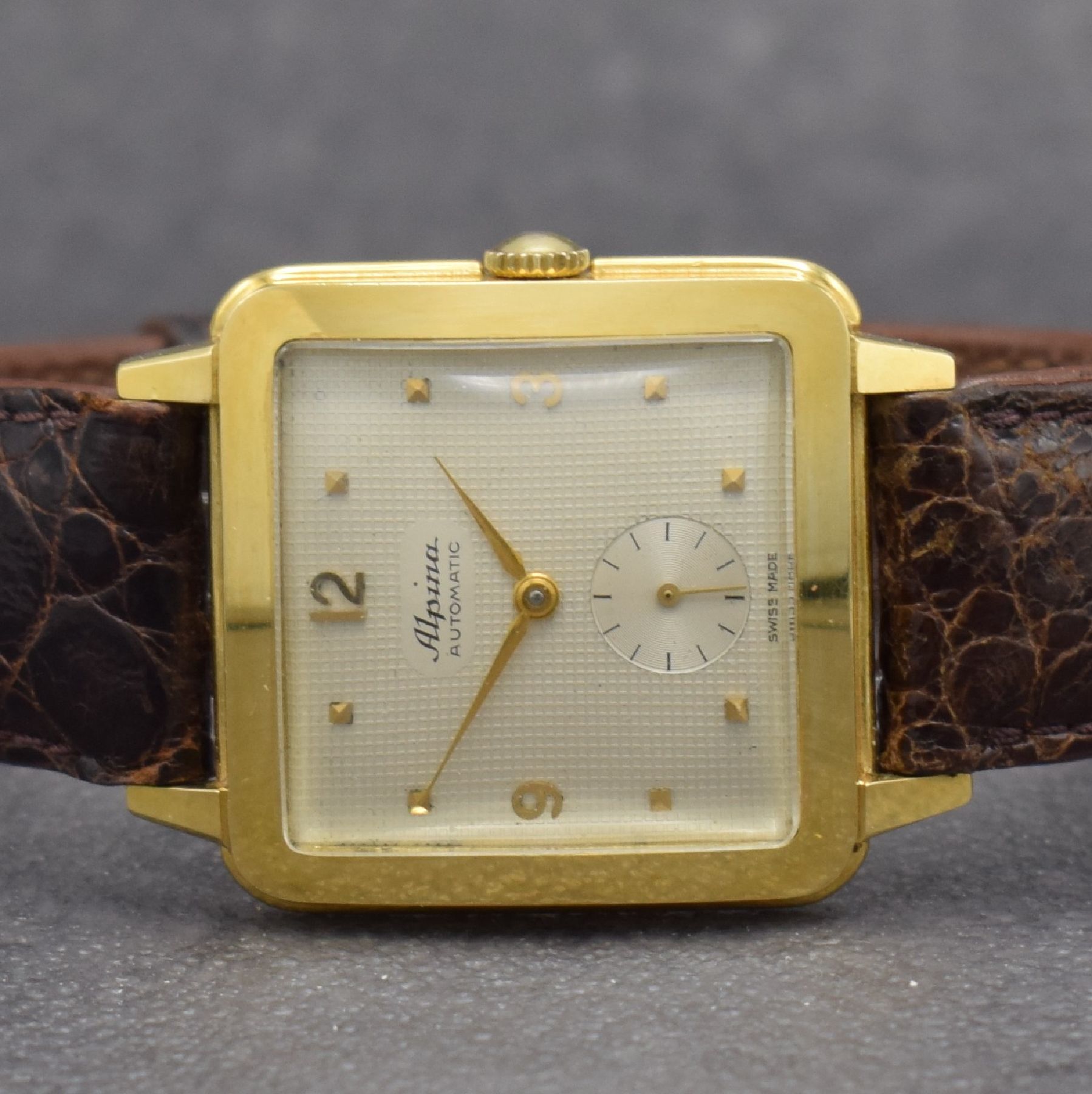 Detail a: ALPINA quadratische Herrenarmbanduhr in GG 750/000 mit Hammerautomatik, Schweiz um 1950, massives 2-teil. Geh., Boden aufgedr., silb. ...