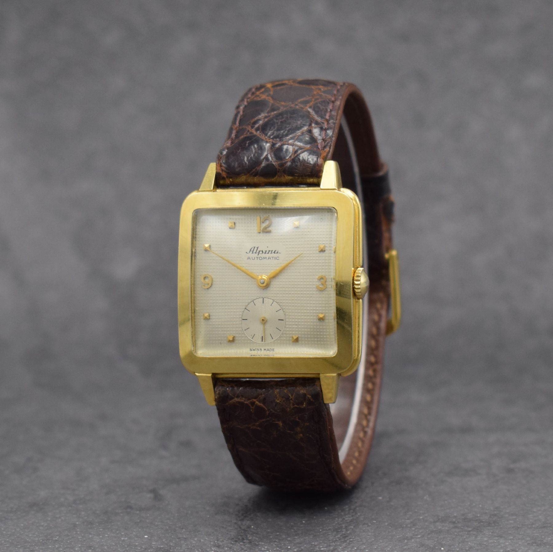 Detail b: ALPINA quadratische Herrenarmbanduhr in GG 750/000 mit Hammerautomatik, Schweiz um 1950, massives 2-teil. Geh., Boden aufgedr., silb. ...